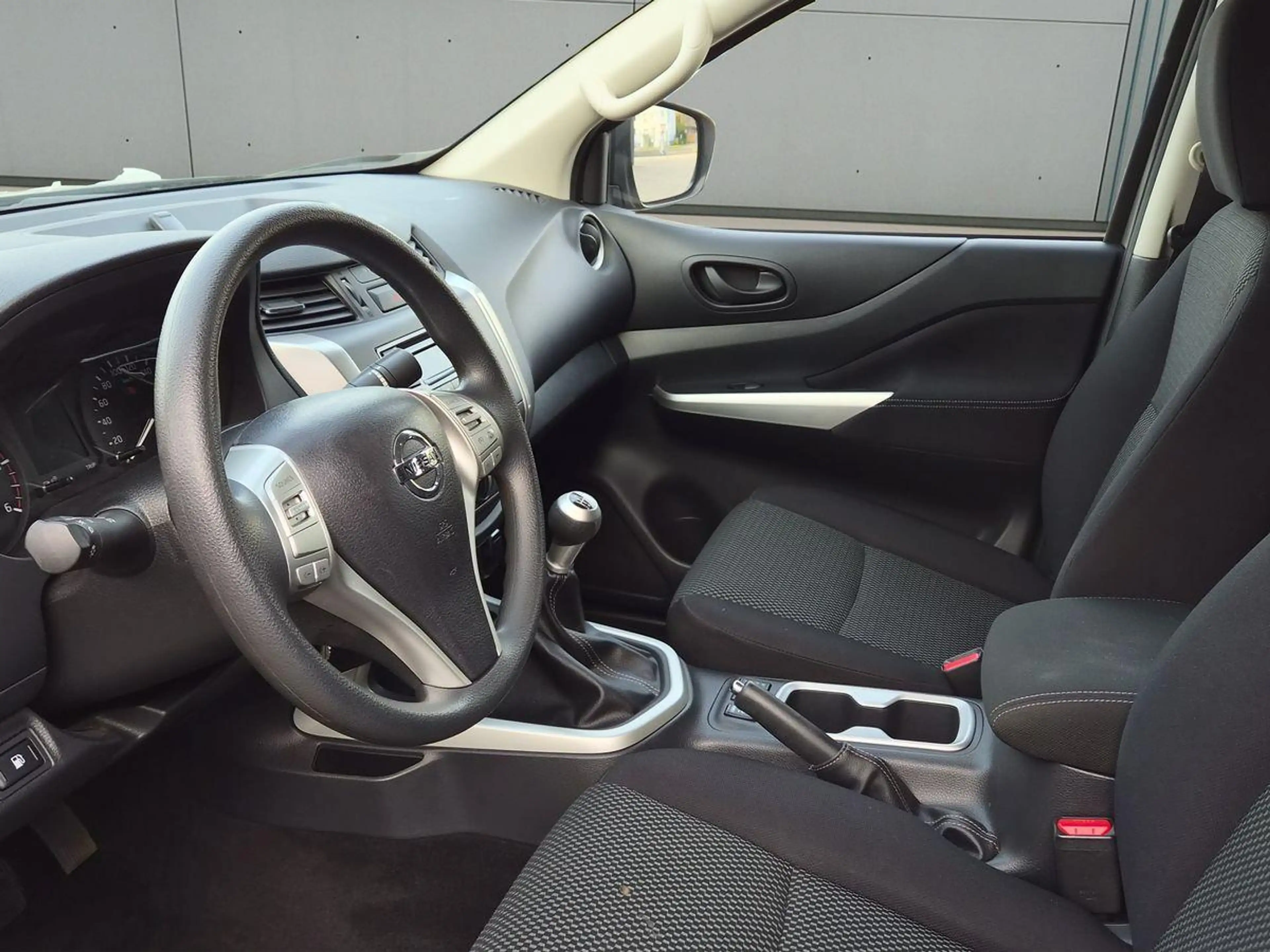 Nissan Navara 2.3 dCi Visia Double Cab 4x4+SHZ+METALLIC+ — photo 10