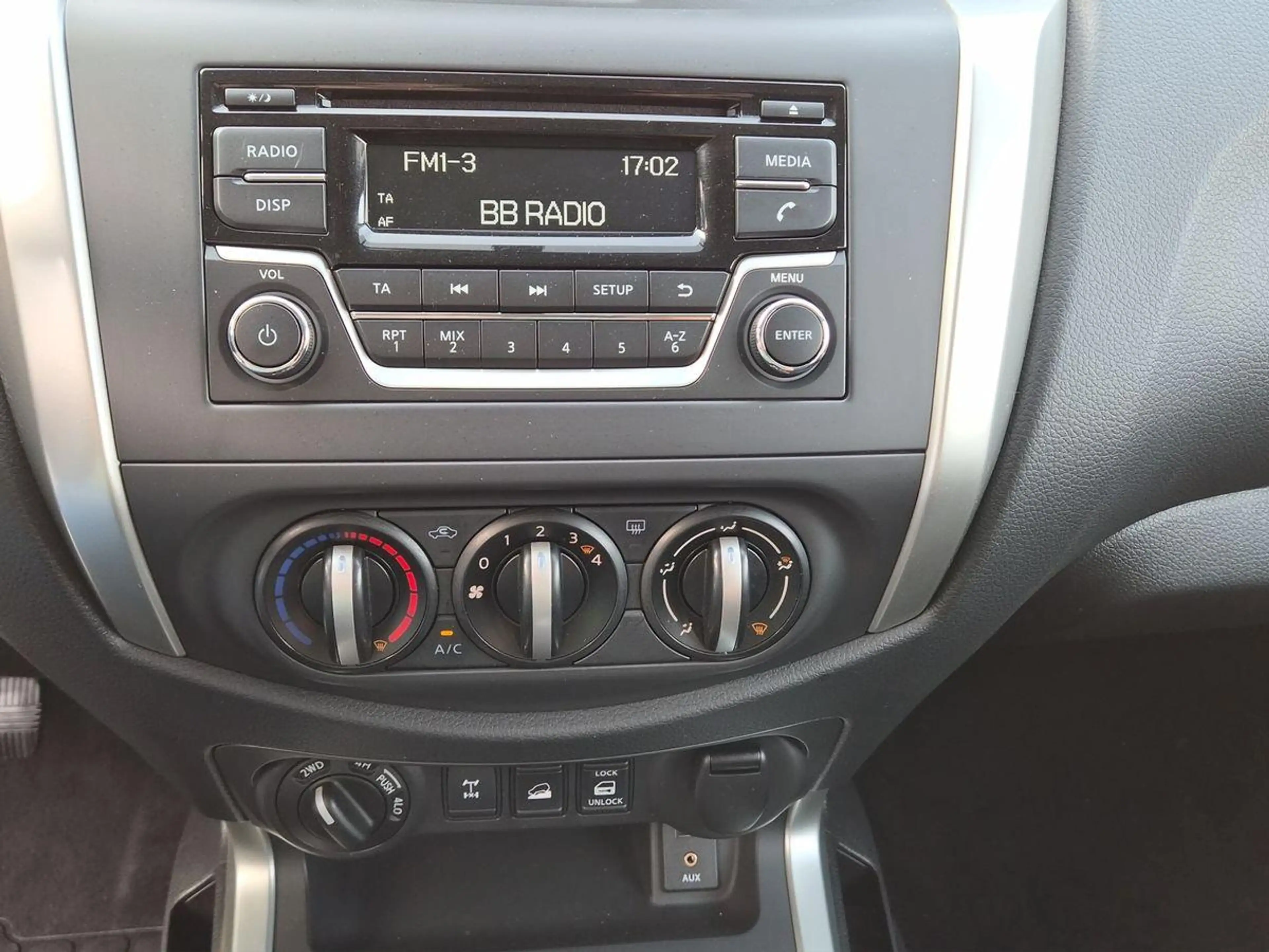 Nissan Navara 2.3 dCi Visia Double Cab 4x4+SHZ+METALLIC+ — photo 15