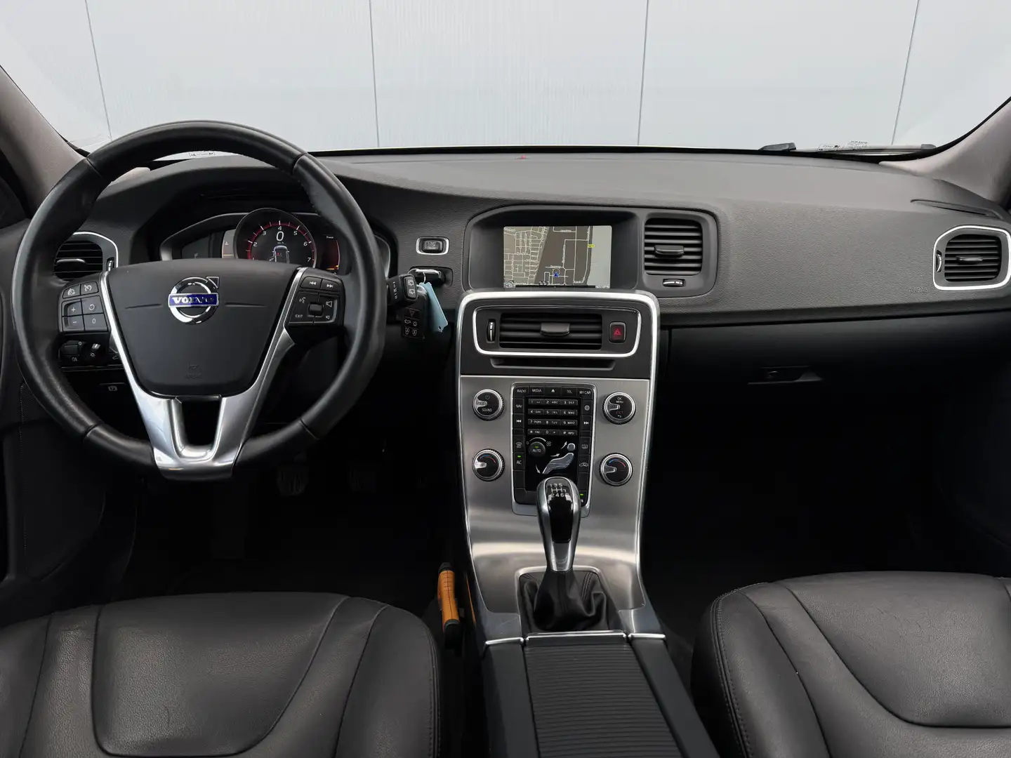 Volvo V60 2.0 T4 Summum Trekhaak/Leer/Navi/Climate. Grijs - 2