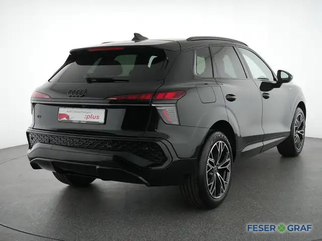 Audi Q3 view 4
