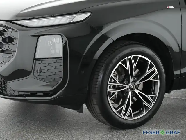 Audi Q3 view 14