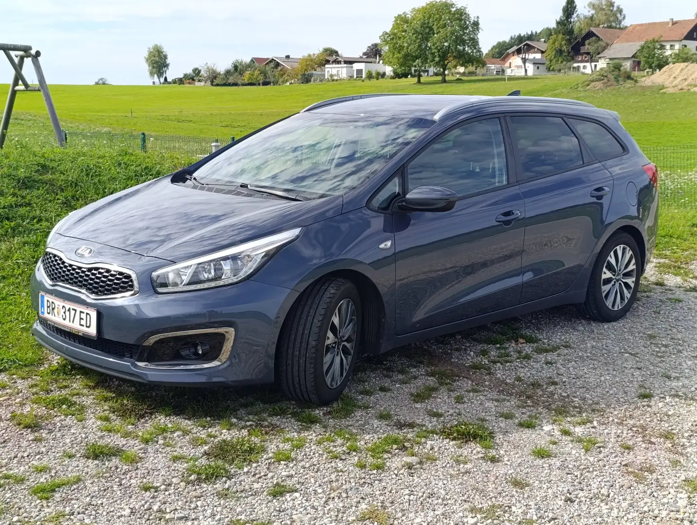 Kia Ceed SW / cee'd SW cee'd SW 1,4 CRDi Silber Silber Blau - 1