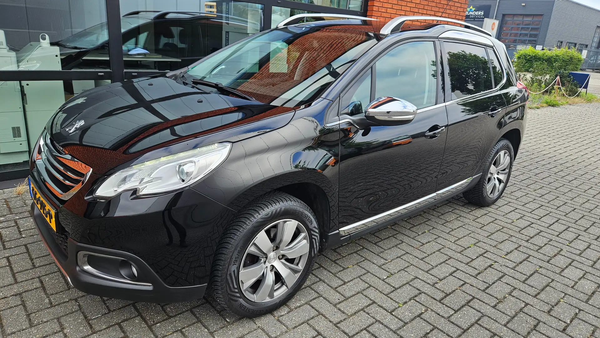 Peugeot 2008 1.2 PureTech Allure PDC Navi Zwart - 1
