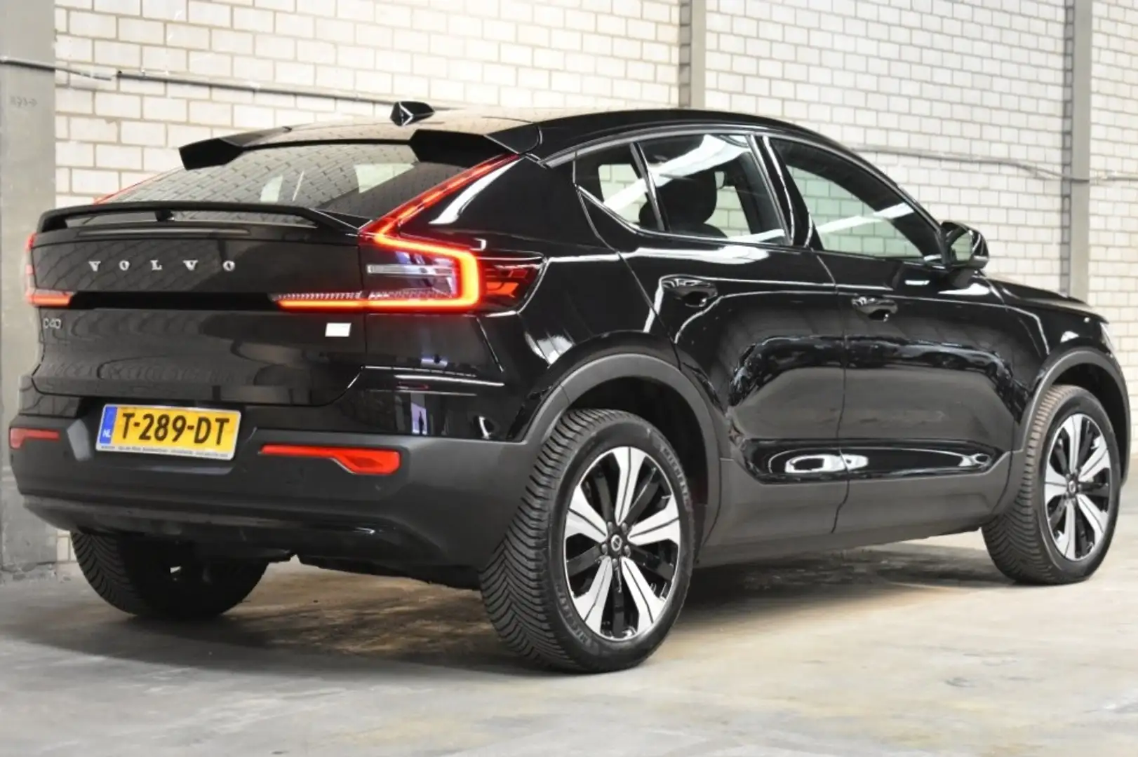 Volvo C40 Single Plus 231pk/69kWh | Warmtepomp | All-season Negru - 2