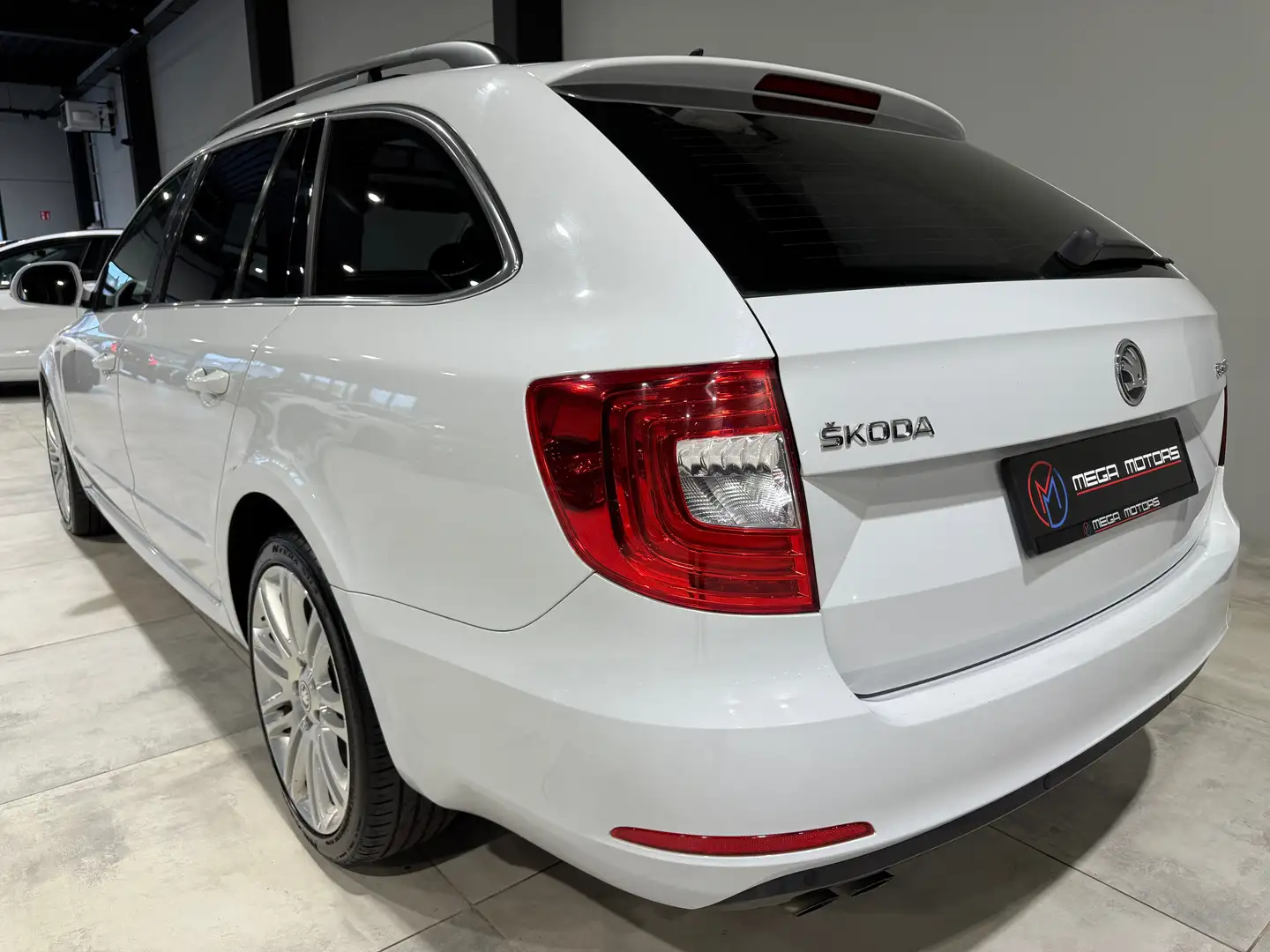 Skoda Superb 1.6 TDi 105CV NAVi T.PANO SiEGES ELEC CRUiSE CLiM+ Blanc - 2