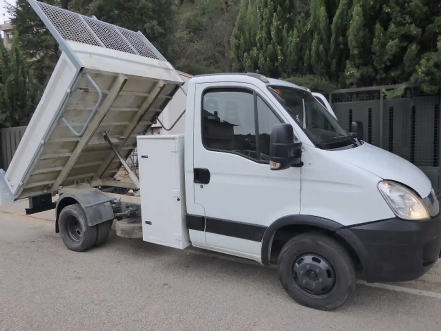 Iveco Daily volquete basculante Weiß - 1