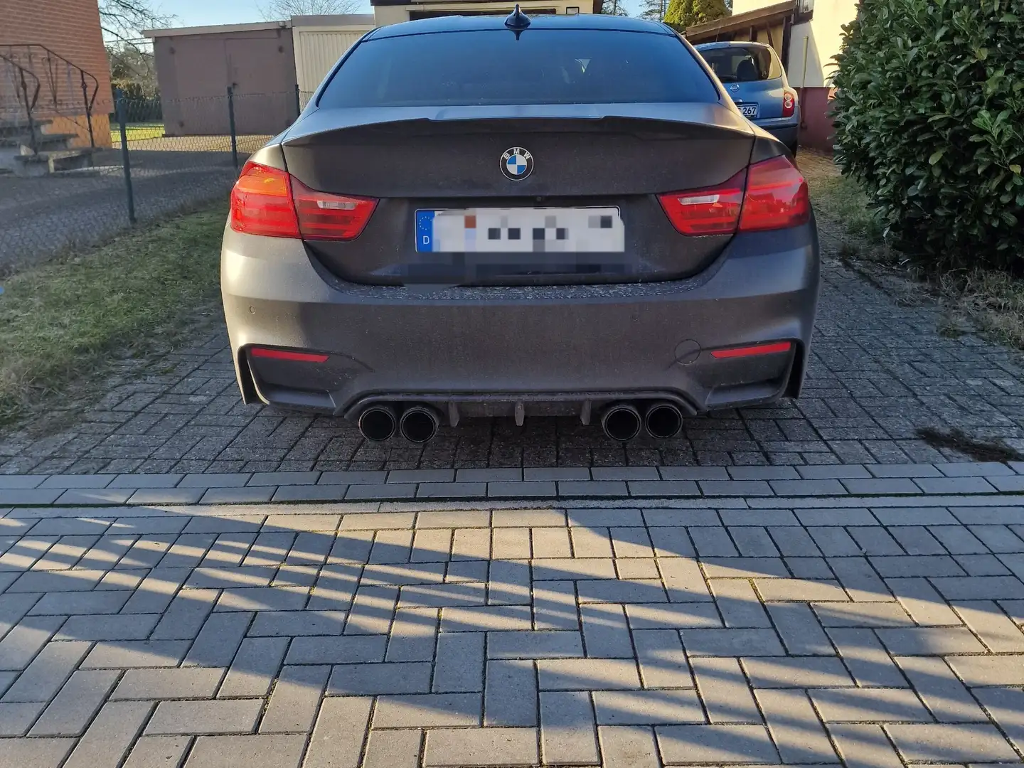 BMW M4 Schwarz - 2