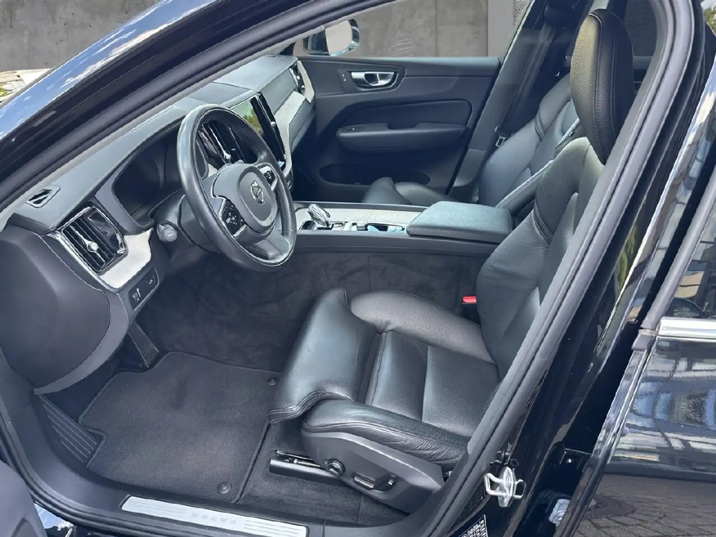 Volvo XC60 B4 Benzin Inscription FWD Schwarz - 2