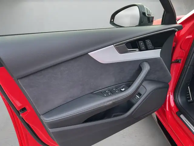 Audi RS4 view 6