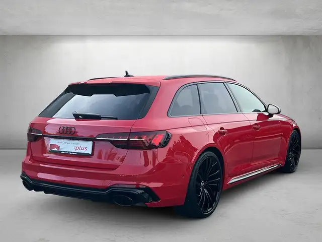 Audi RS4 view 3
