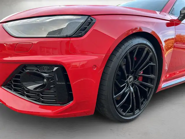 Audi RS4 view 4
