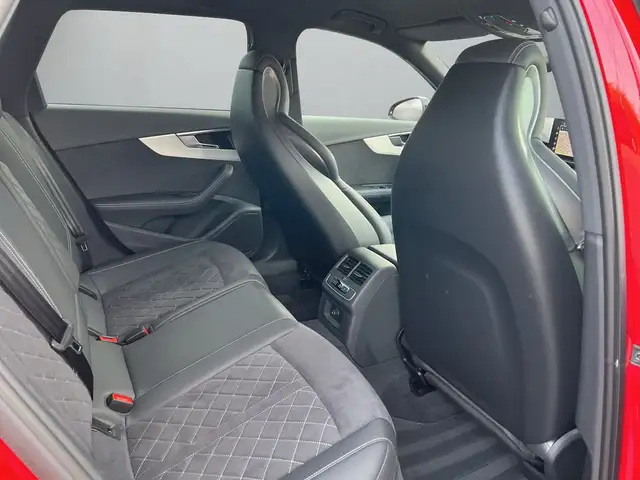 Audi RS4 view 12