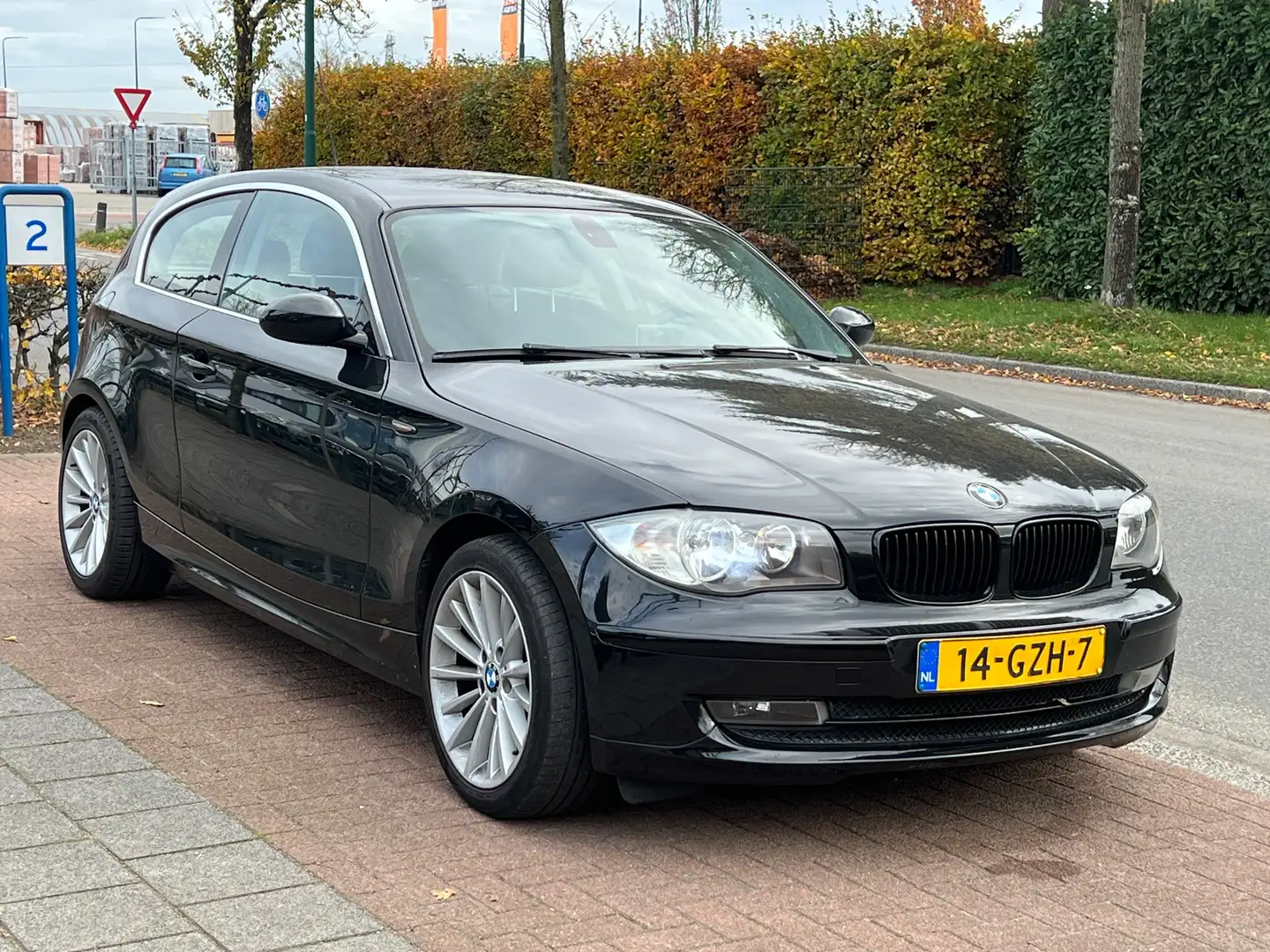 BMW 116 1-serie 116i Business Line *Navi | APK 11-2026 Schwarz - 1