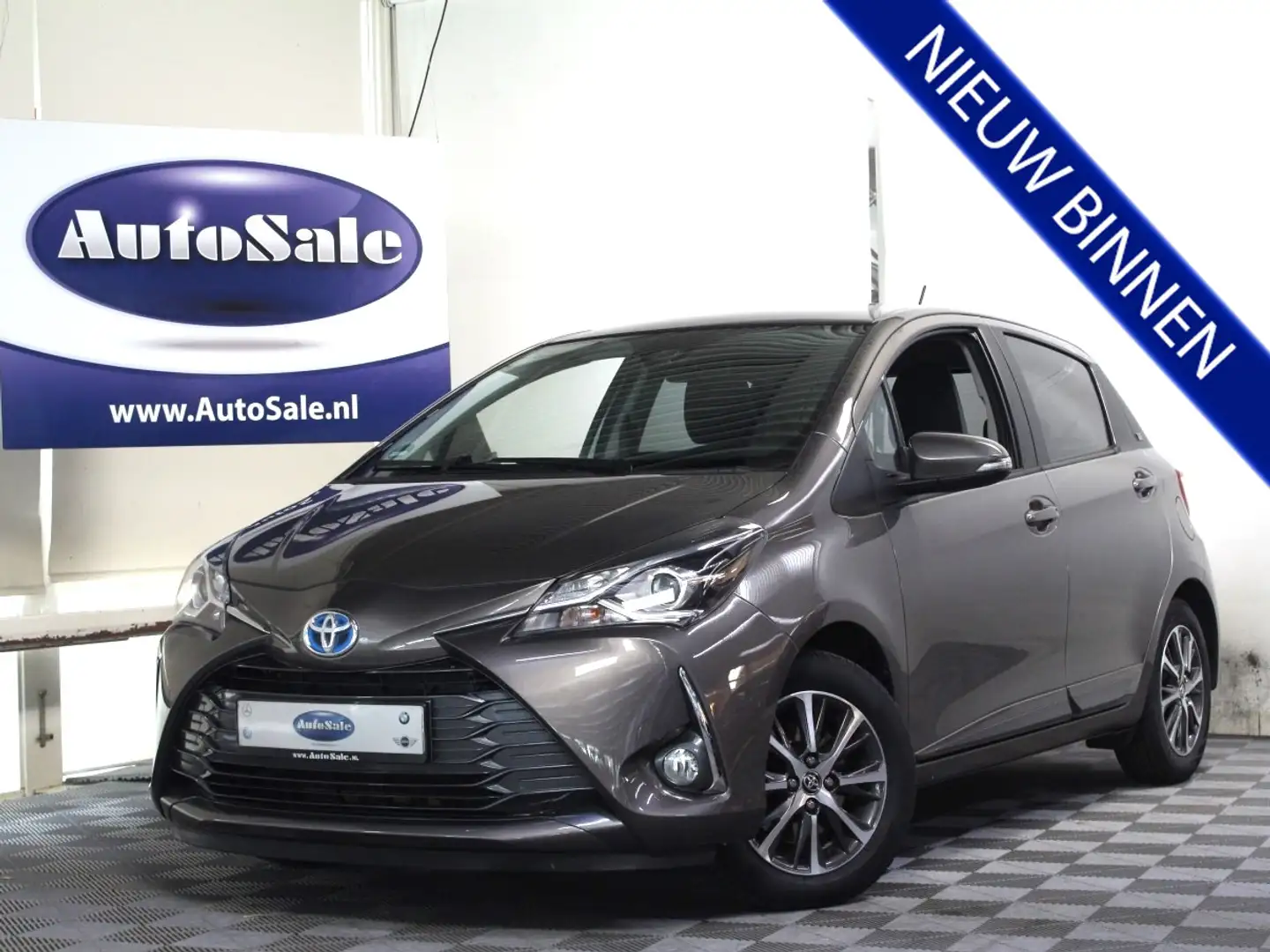 Toyota Yaris 1.5 Hybrid Dynamic AUT 2eEIG! NAV CAMRA STOELVW EC Grijs - 1