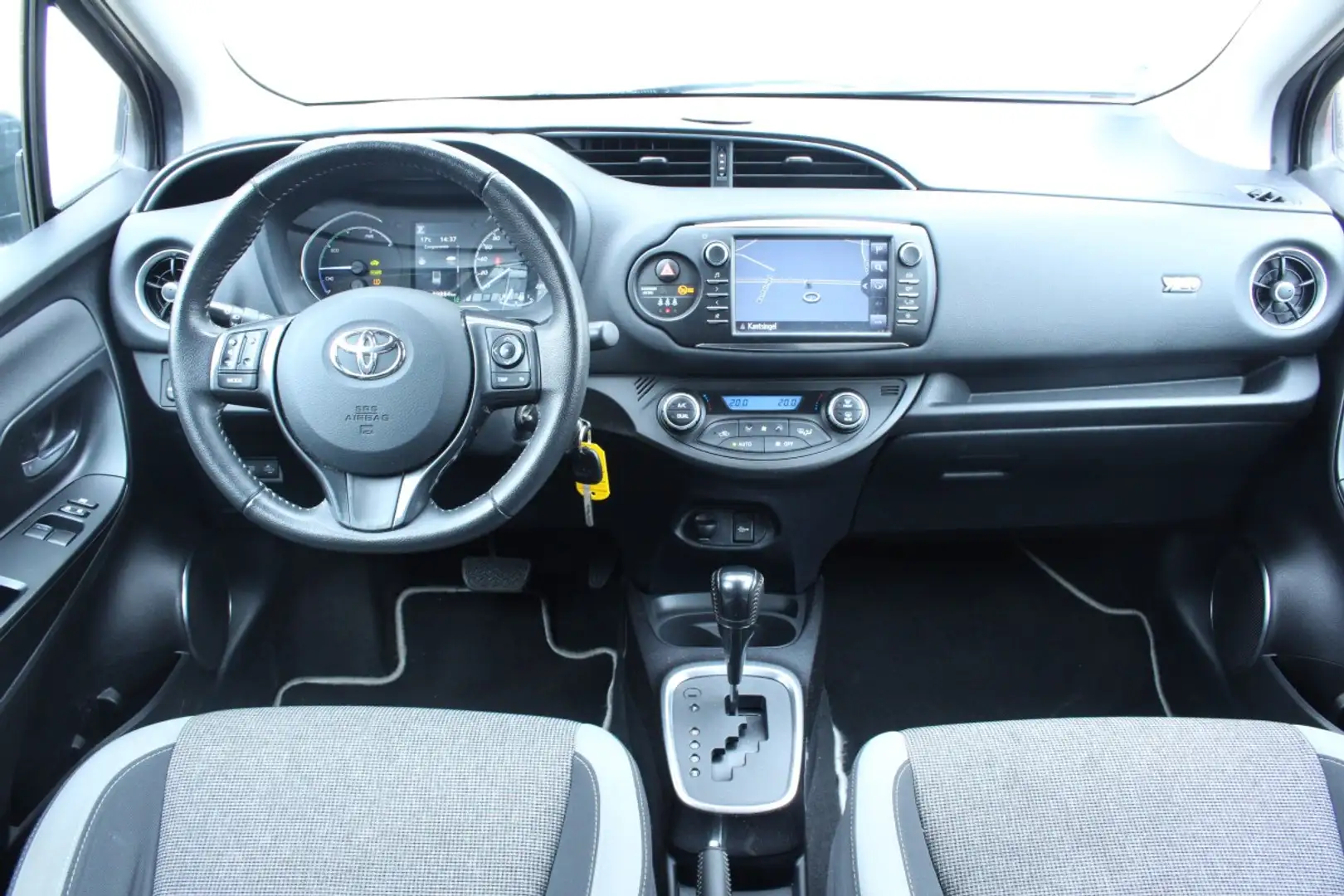 Toyota Yaris 1.5 Hybrid Dynamic AUT 2eEIG! NAV CAMRA STOELVW EC Grijs - 2