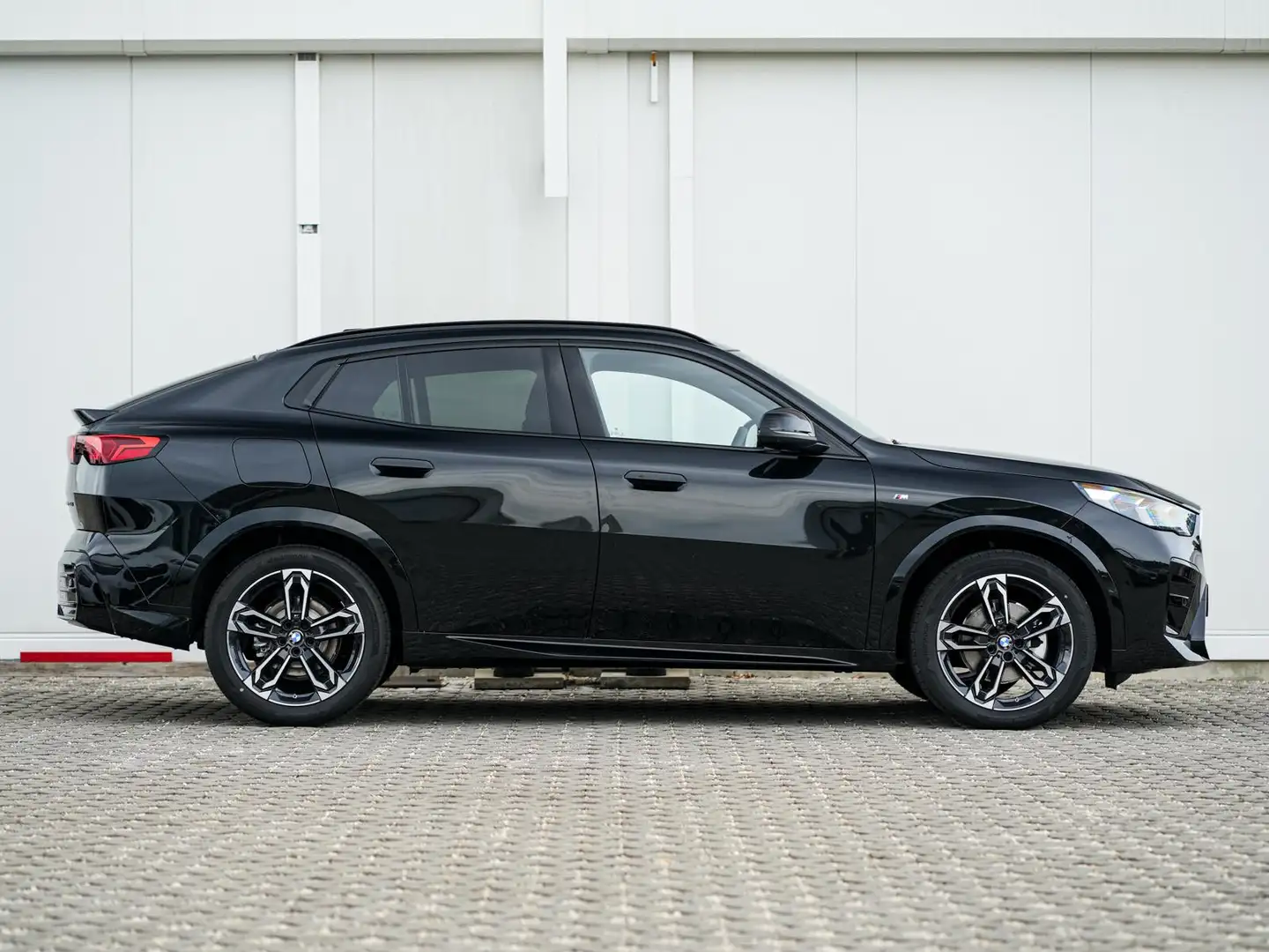 BMW X2 sDrive18d M Sport AHK ACC HuD PANO ParkPlus Schwarz - 2