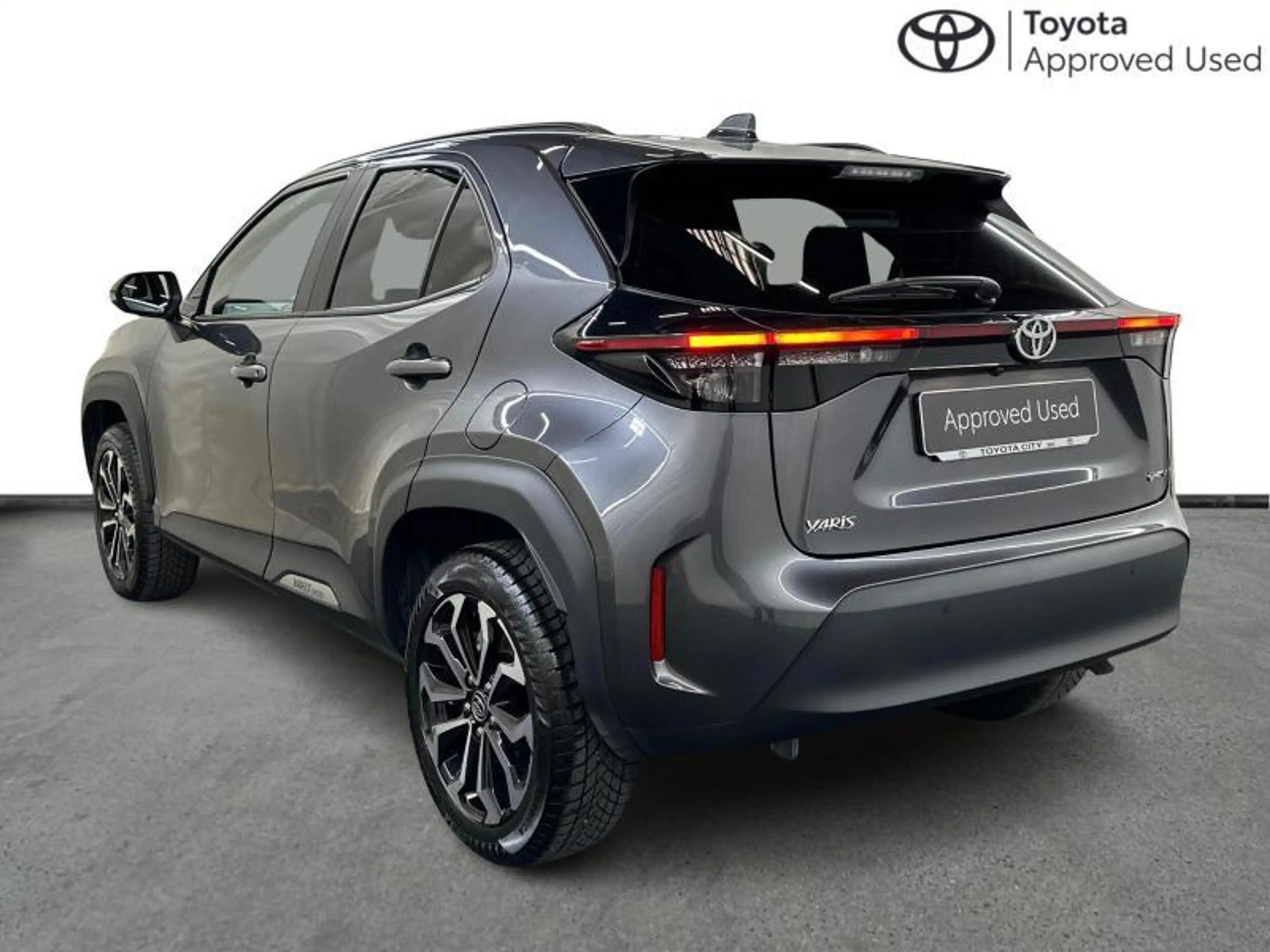 Toyota Yaris Cross 116hp HEV Executive | winter pack — photo 2