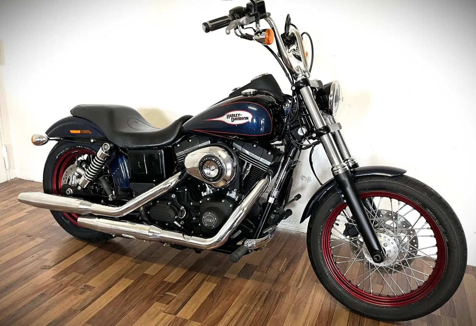 Harley-Davidson Dyna Street Bob Special Edition 1 of  500 Black - 1