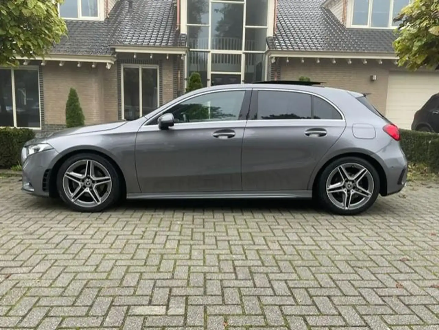 Mercedes-Benz A 180 d AMG LINE PANORAMADAK NAVI CAMERA Grijs - 2