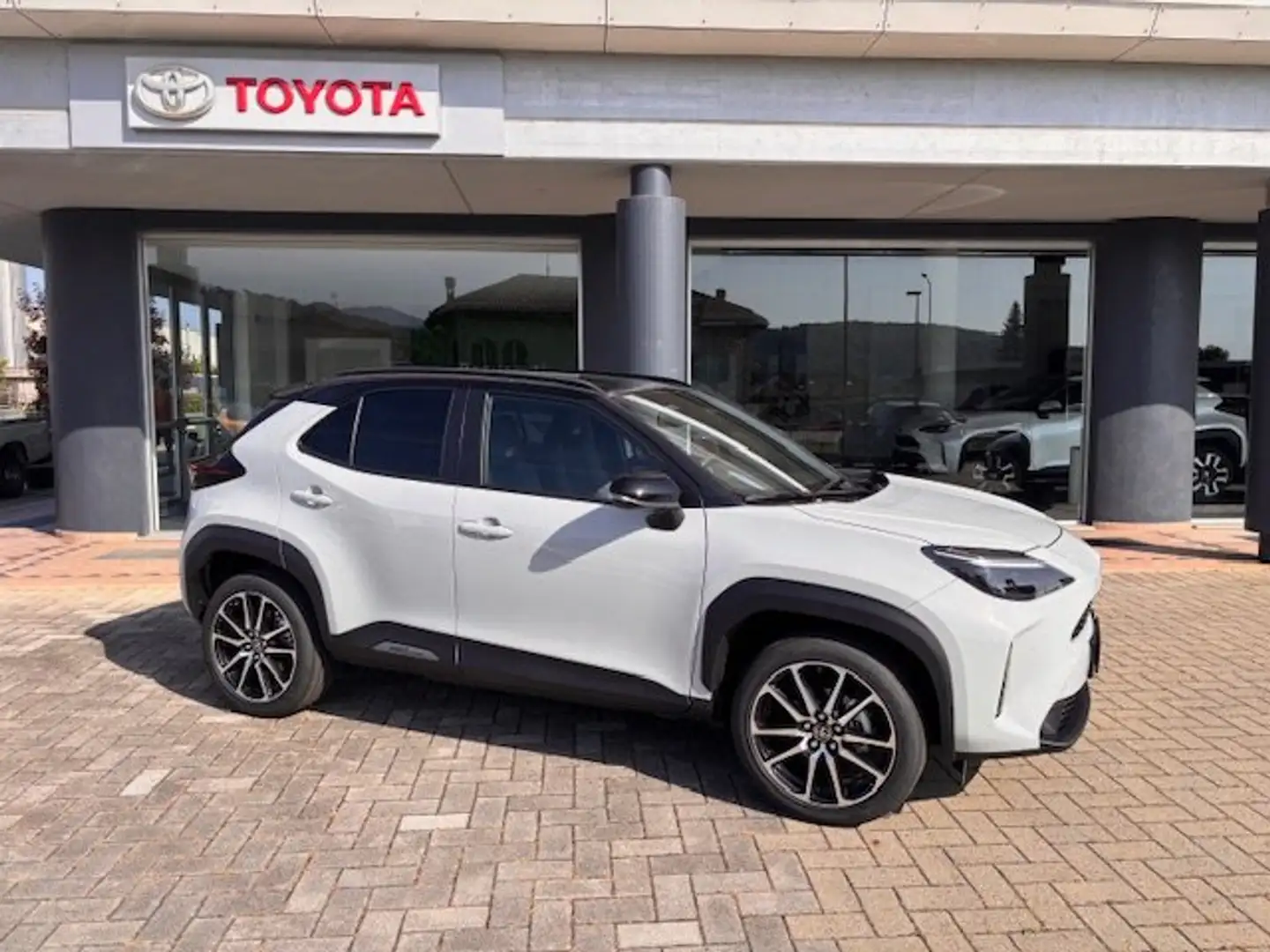 Toyota Yaris Cross 1.5 Hybrid 130CV GR Sport Grigio - 2