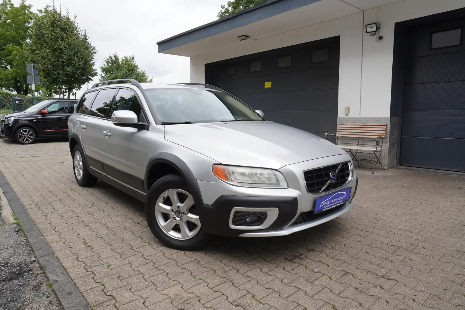 Volvo XC70 Momentum AWD PDC+ALU+KLIMA+t.LEDER+6.GANG Szürke - 1