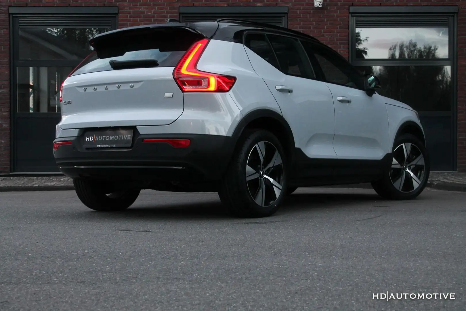Volvo XC40 Recharge P8 AWD 408PK R-Design PANO|H/K|360CAM| Gris - 2