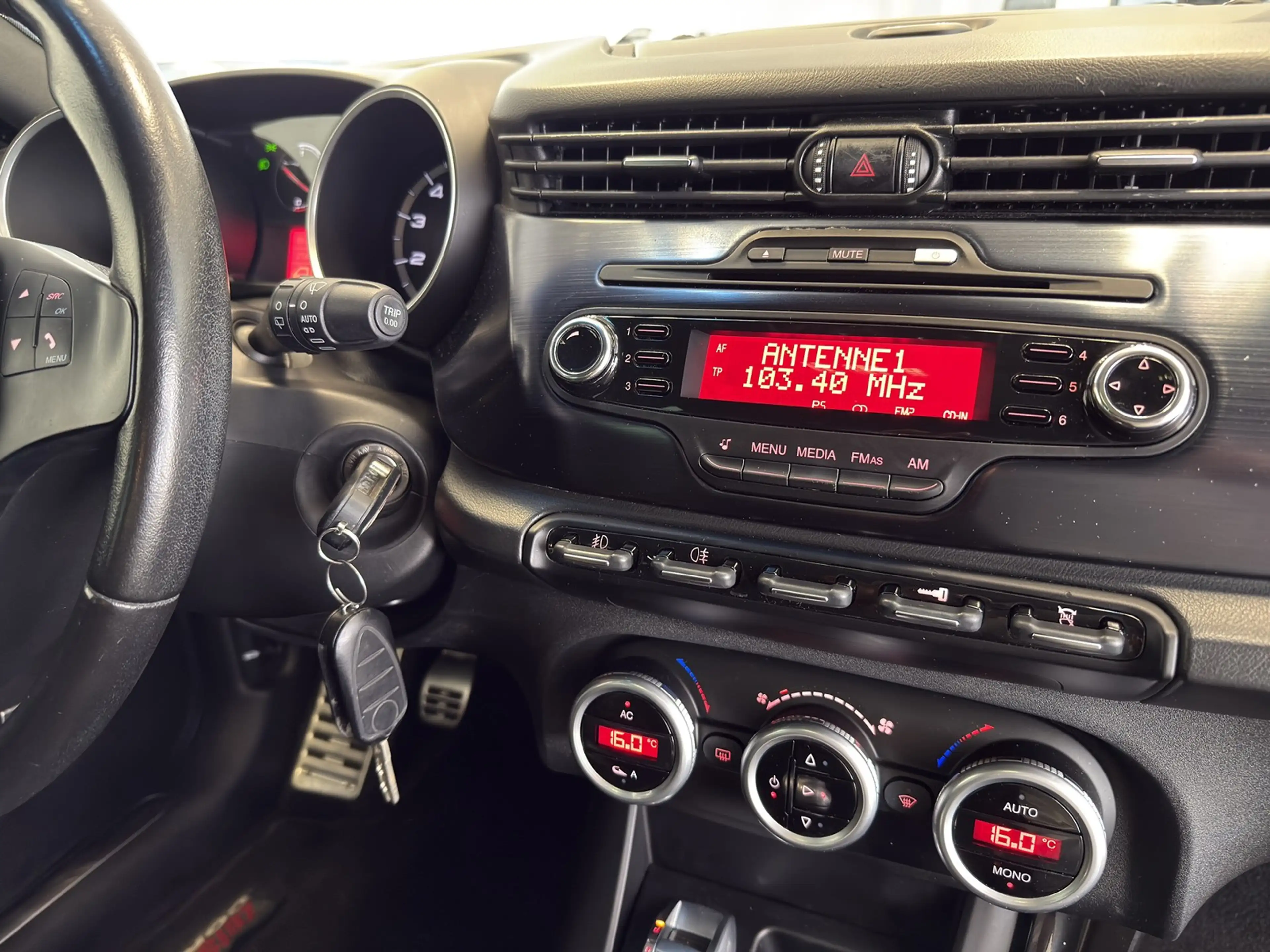 Alfa Romeo Giulietta 1.8 TBI 16V Quadrifoglio Verde Leder Xenon — photo 13