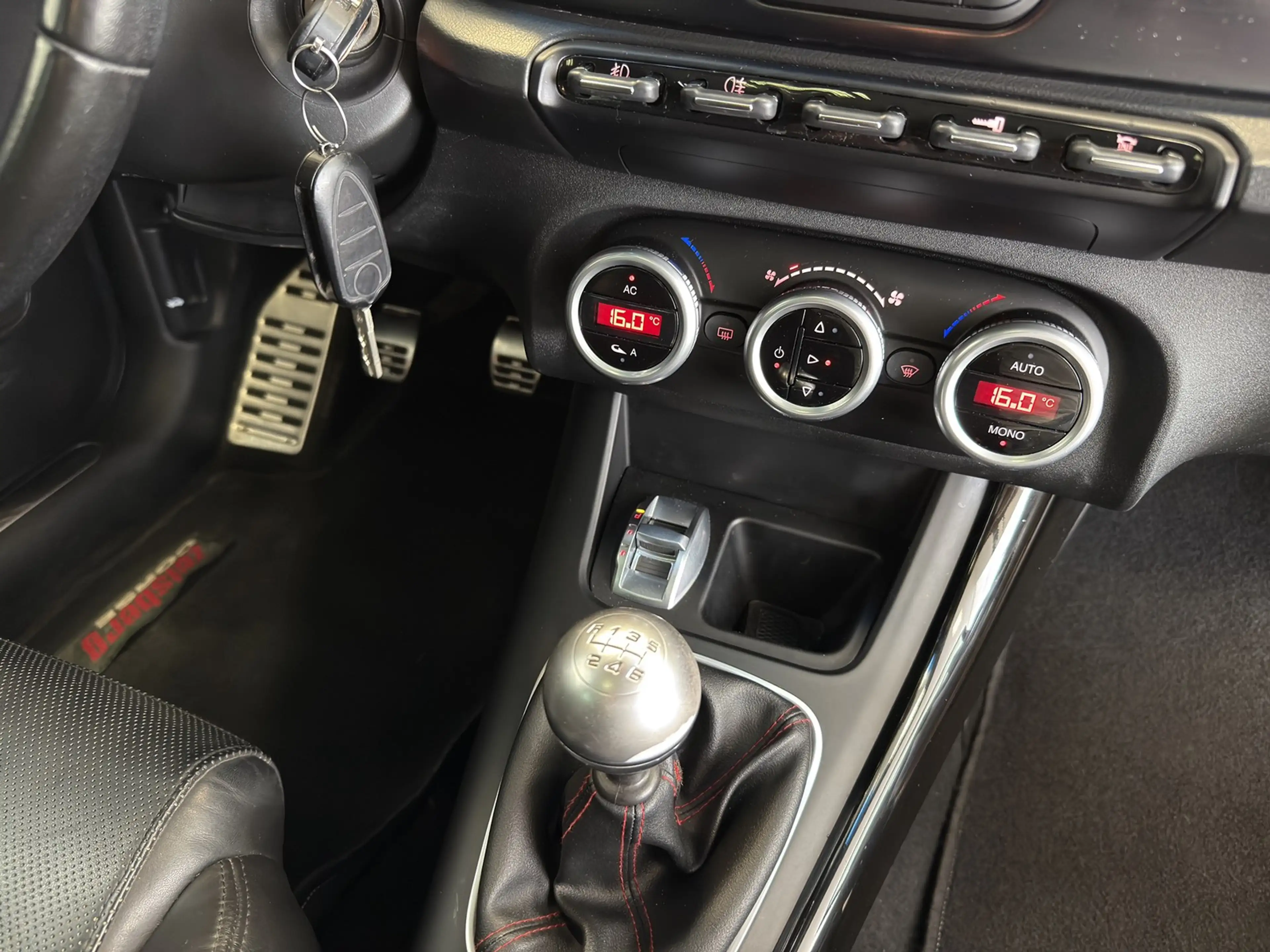 Alfa Romeo Giulietta 1.8 TBI 16V Quadrifoglio Verde Leder Xenon — photo 12
