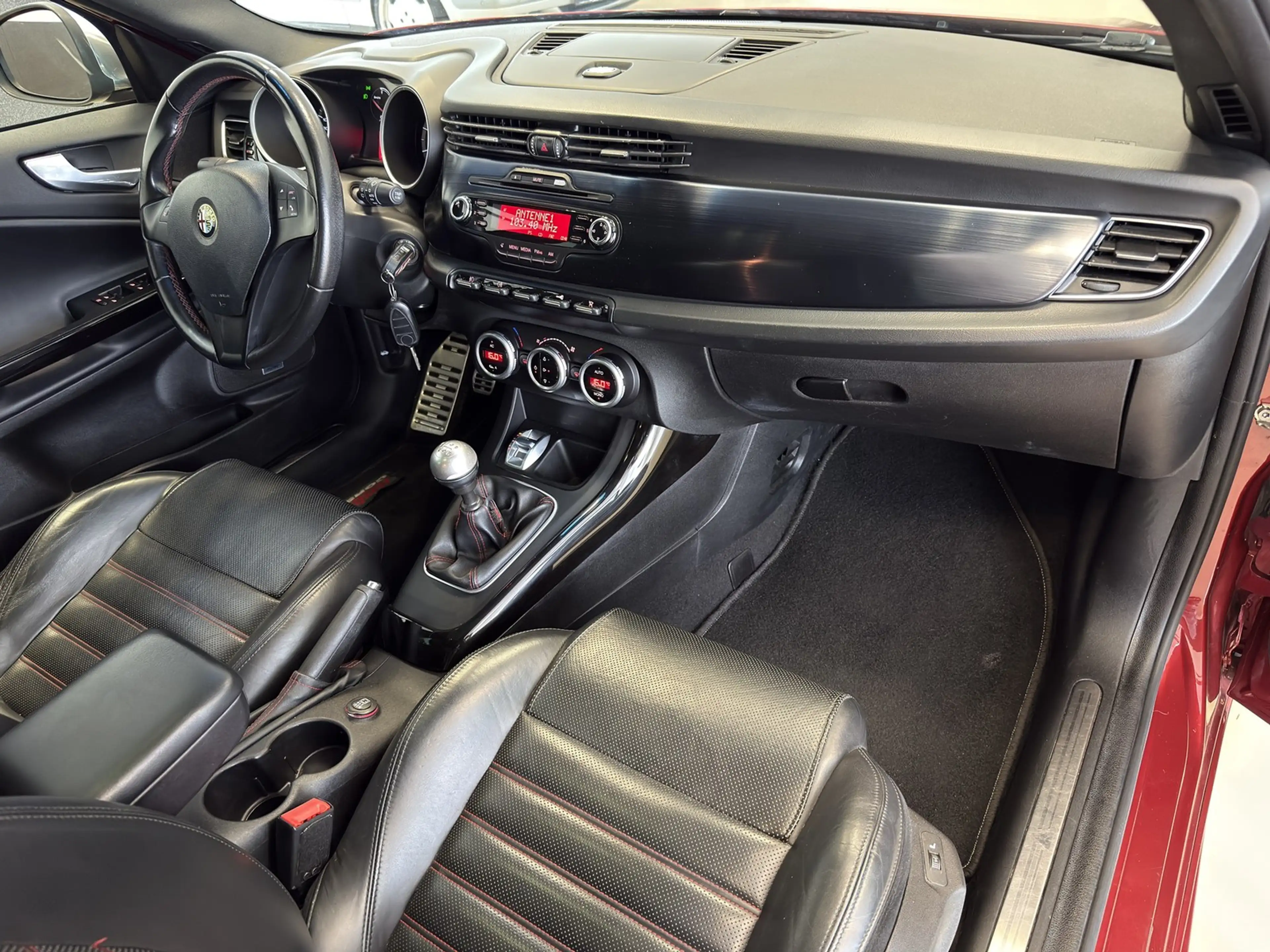 Alfa Romeo Giulietta 1.8 TBI 16V Quadrifoglio Verde Leder Xenon — photo 8