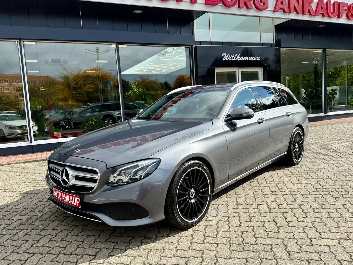Mercedes-Benz E 220 d T-Modell Multibeam LED Navi AHK elektr. Grau - 2