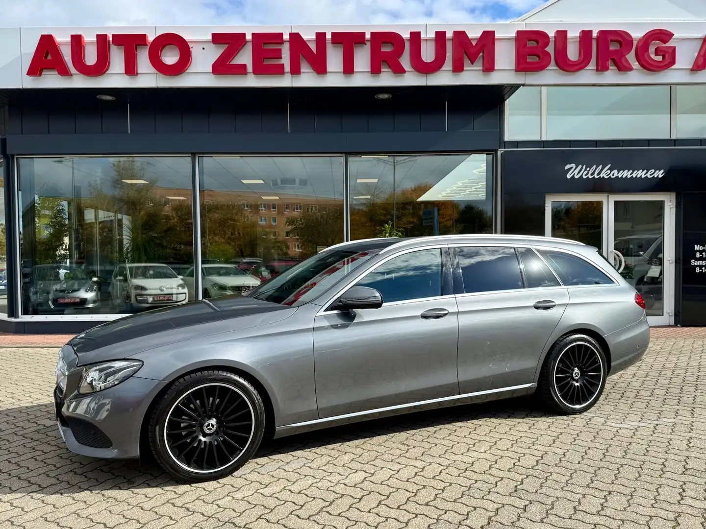 Mercedes-Benz E 220 d T-Modell Multibeam LED Navi AHK elektr. Grau - 1