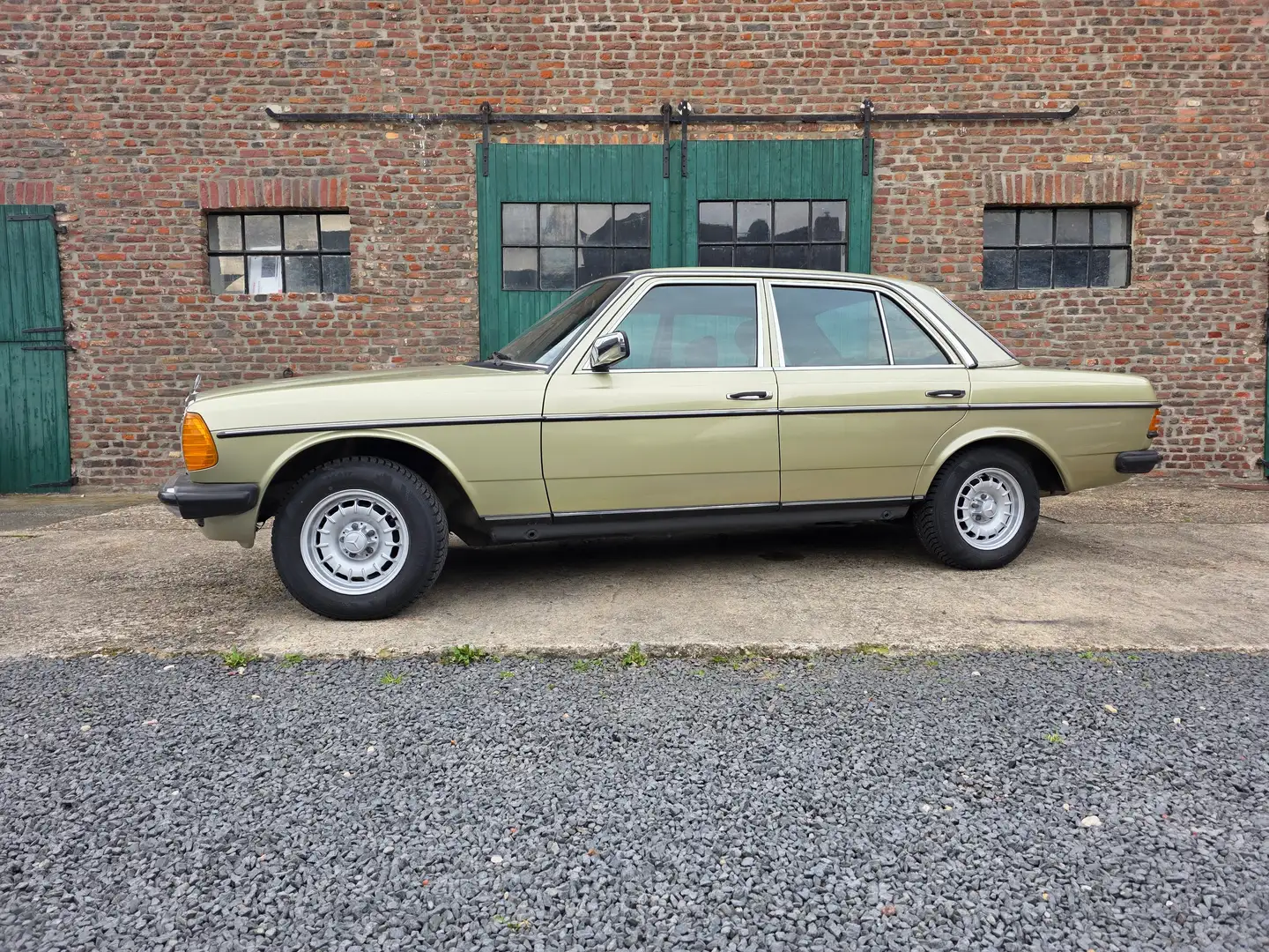 Mercedes-Benz 230 230 E W123 Groen - 1