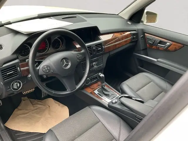 Mercedes-Benz GLK view 5