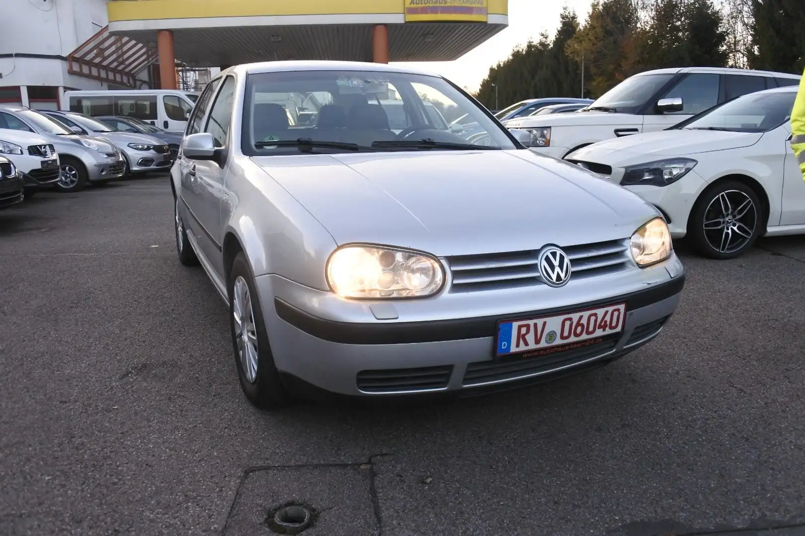 Volkswagen Golf 1.9TDI 74kW  Special 4-türig Zilver - 1