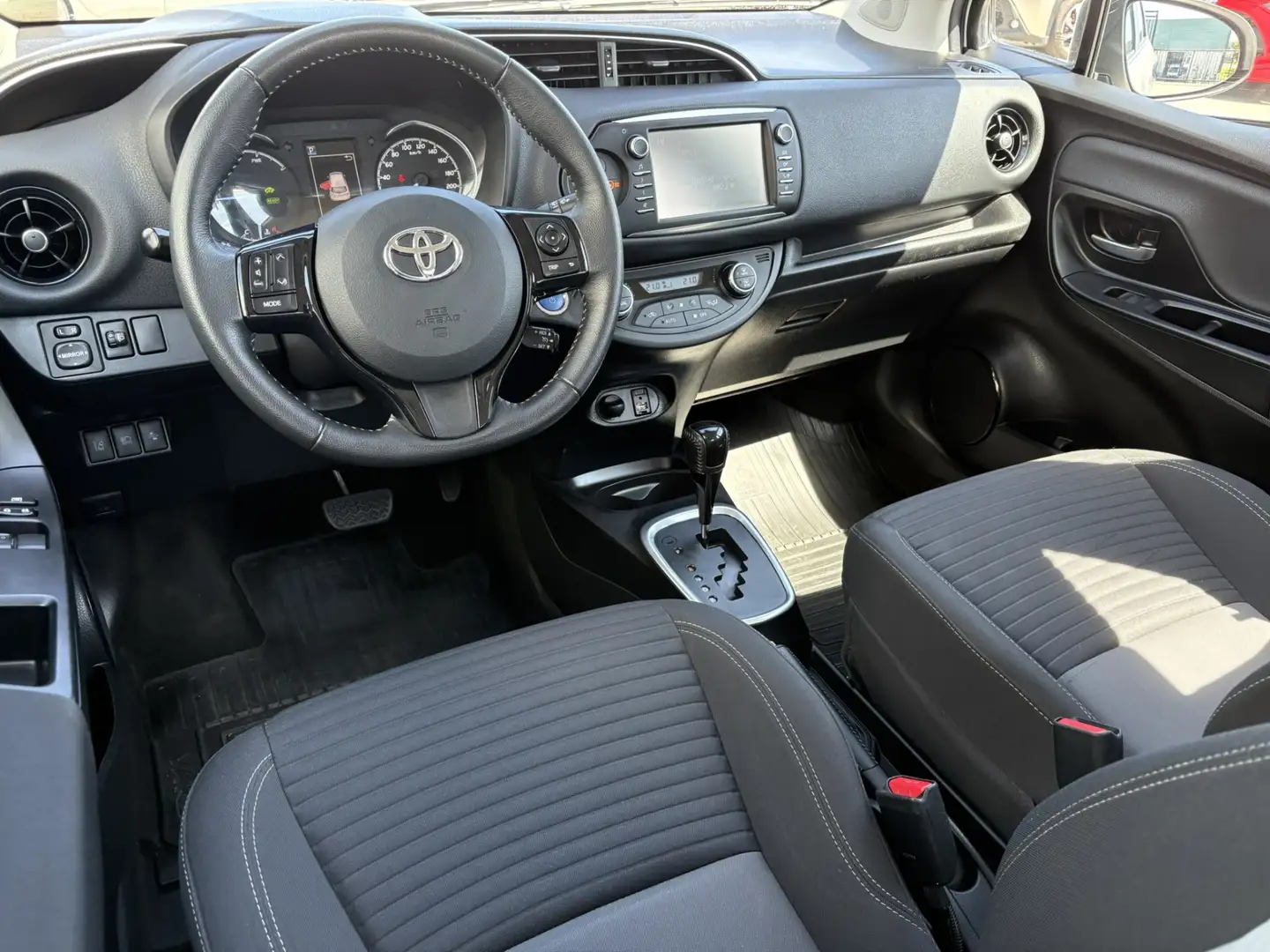 Toyota Yaris 1.5 Hybrid Design Sport Limited Automaat | Achteru Wit - 2