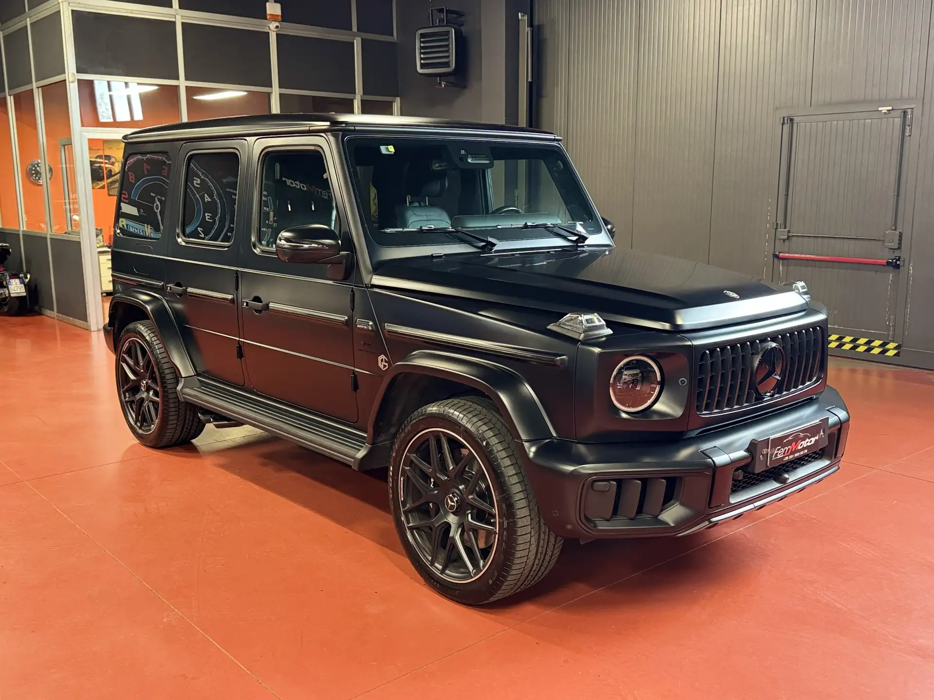 Mercedes-Benz G-Class 2024 블랙 사진 3