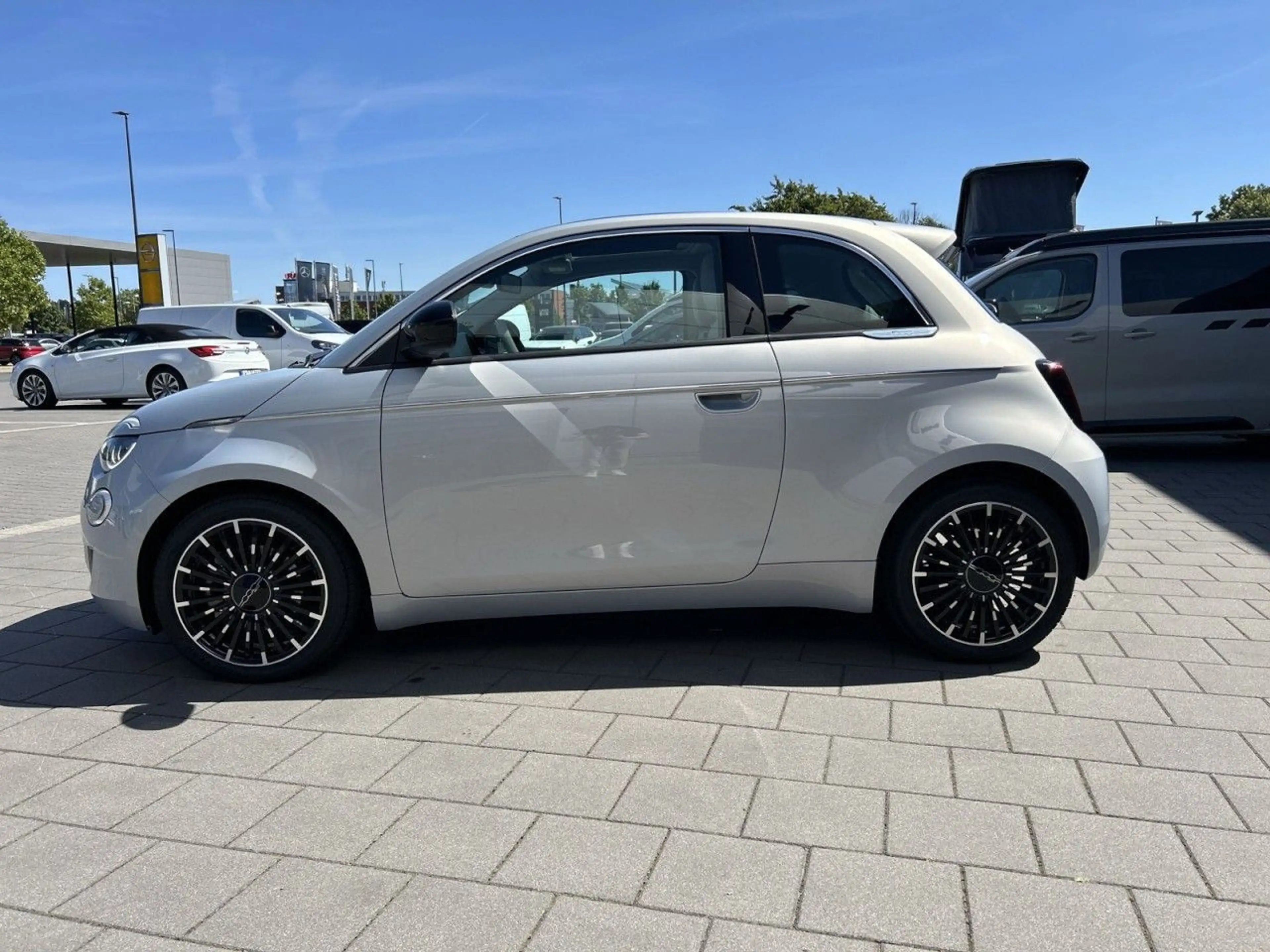 Fiat 500 Hybrid La Prima — photo 3