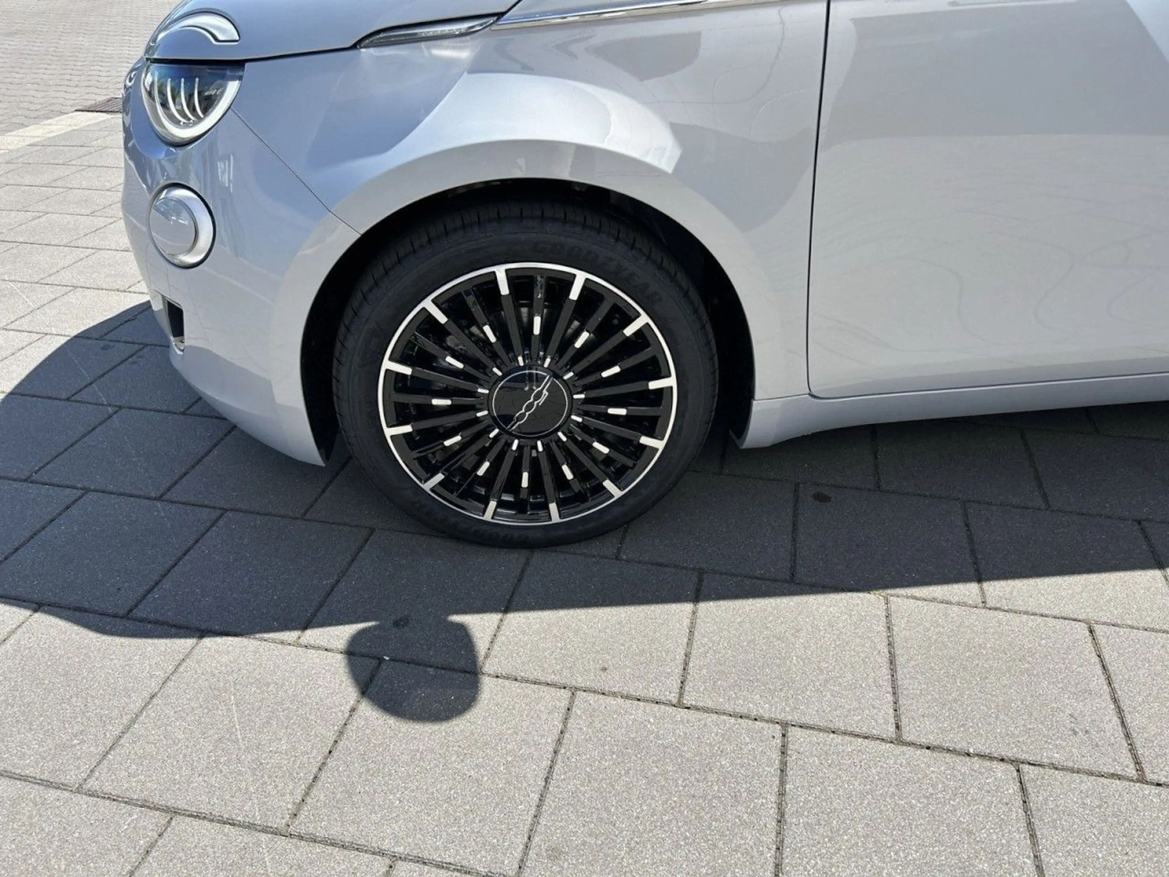 Fiat 500 Hybrid La Prima — photo 4