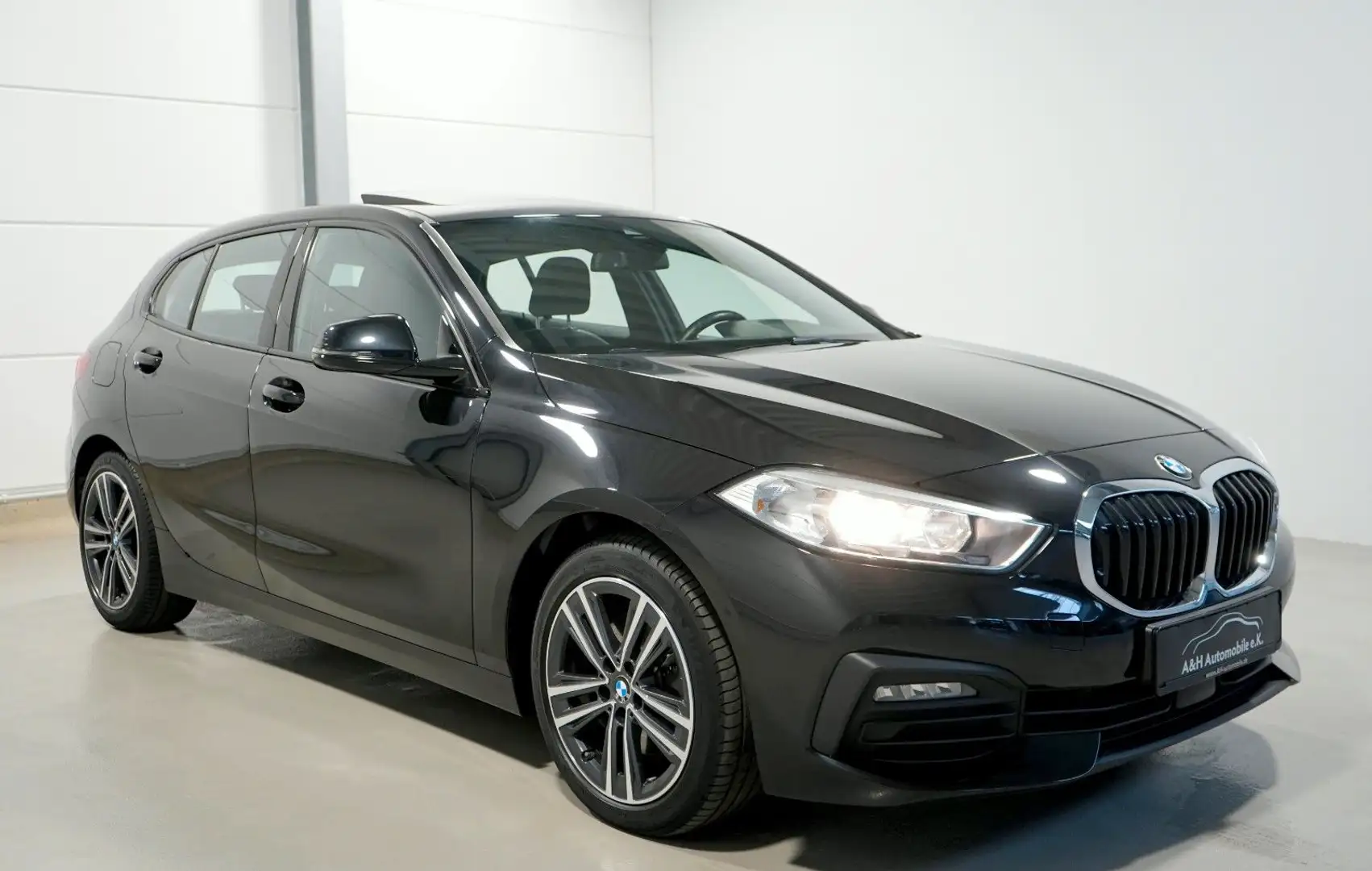 BMW 118 d Aut. Advantage *ALARM*HIFI*KAMERA*SHZ* Zwart - 1