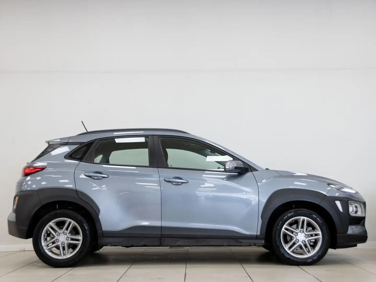 Hyundai KONA 1.0 TGDI Klass 4x2 Plateado - 2