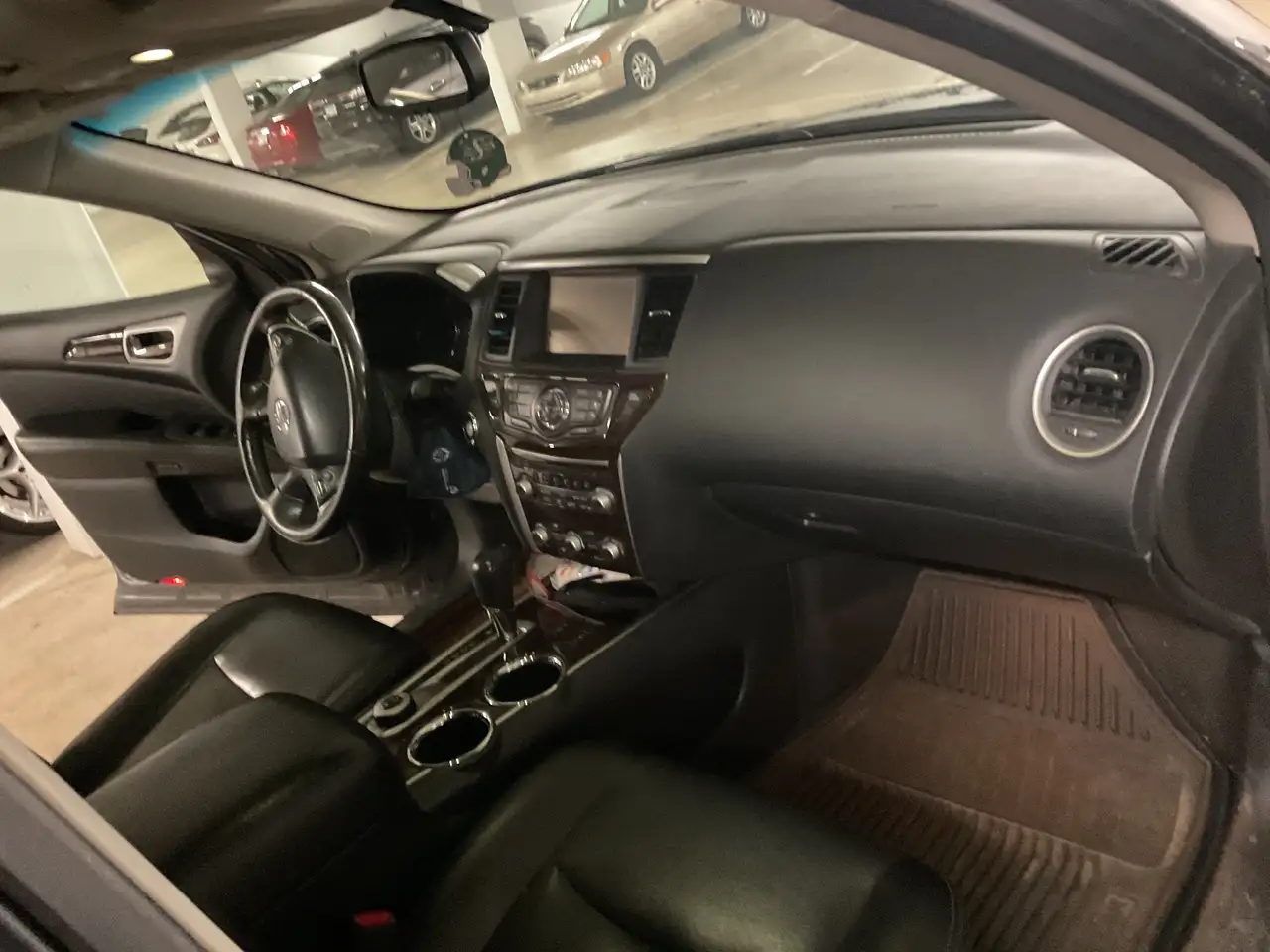 Nissan Pathfinder снимка Nissan Pathfinder