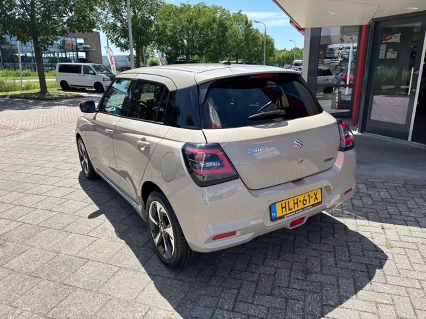 Suzuki Swift 1.2 Style Smart Hybrid | Navi | Cruise | Camera | Marrón - 2