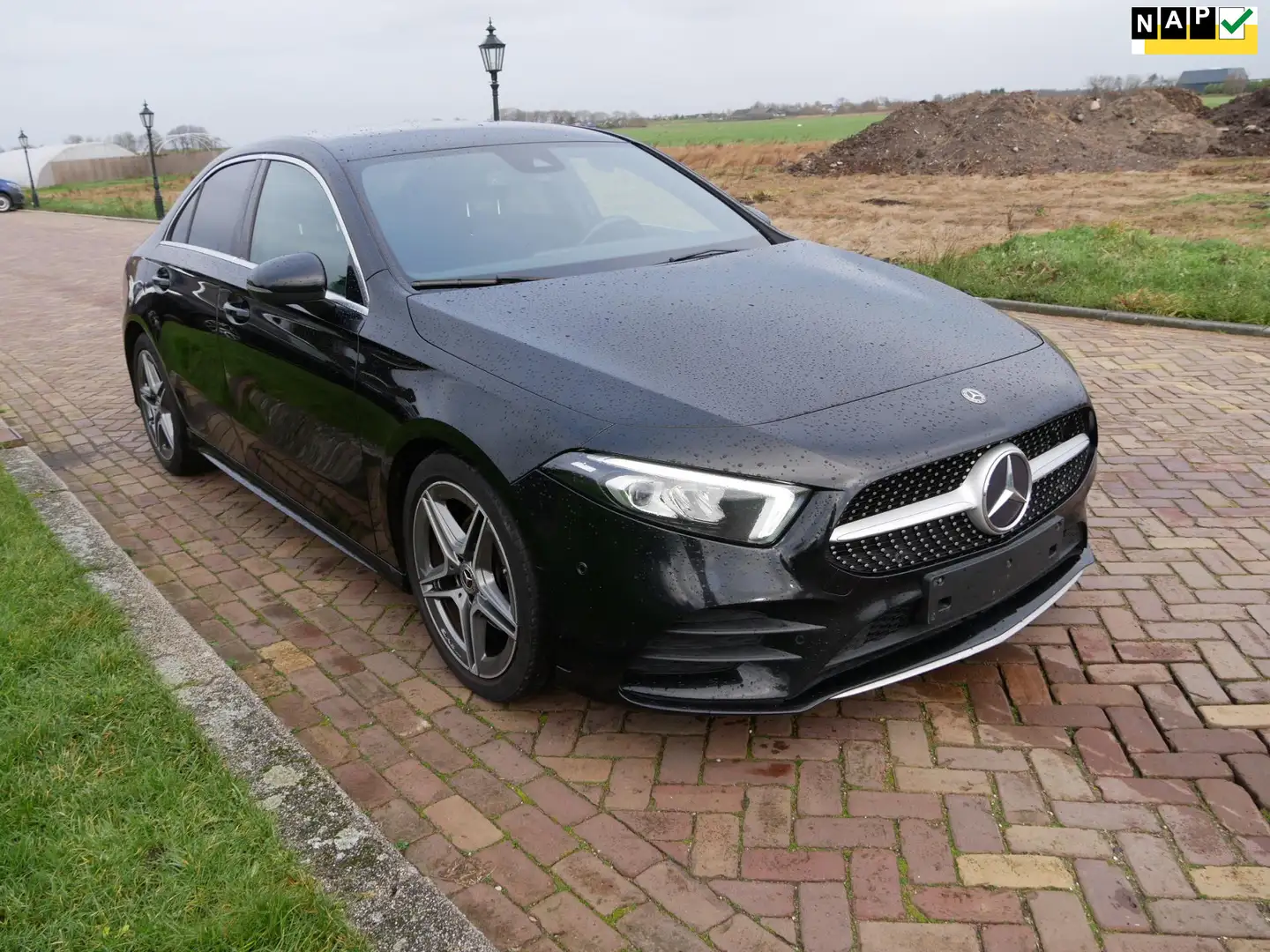Mercedes-Benz A 180 d Launch Edition AMG line ** 17299 NETTO ** Zwart - 1