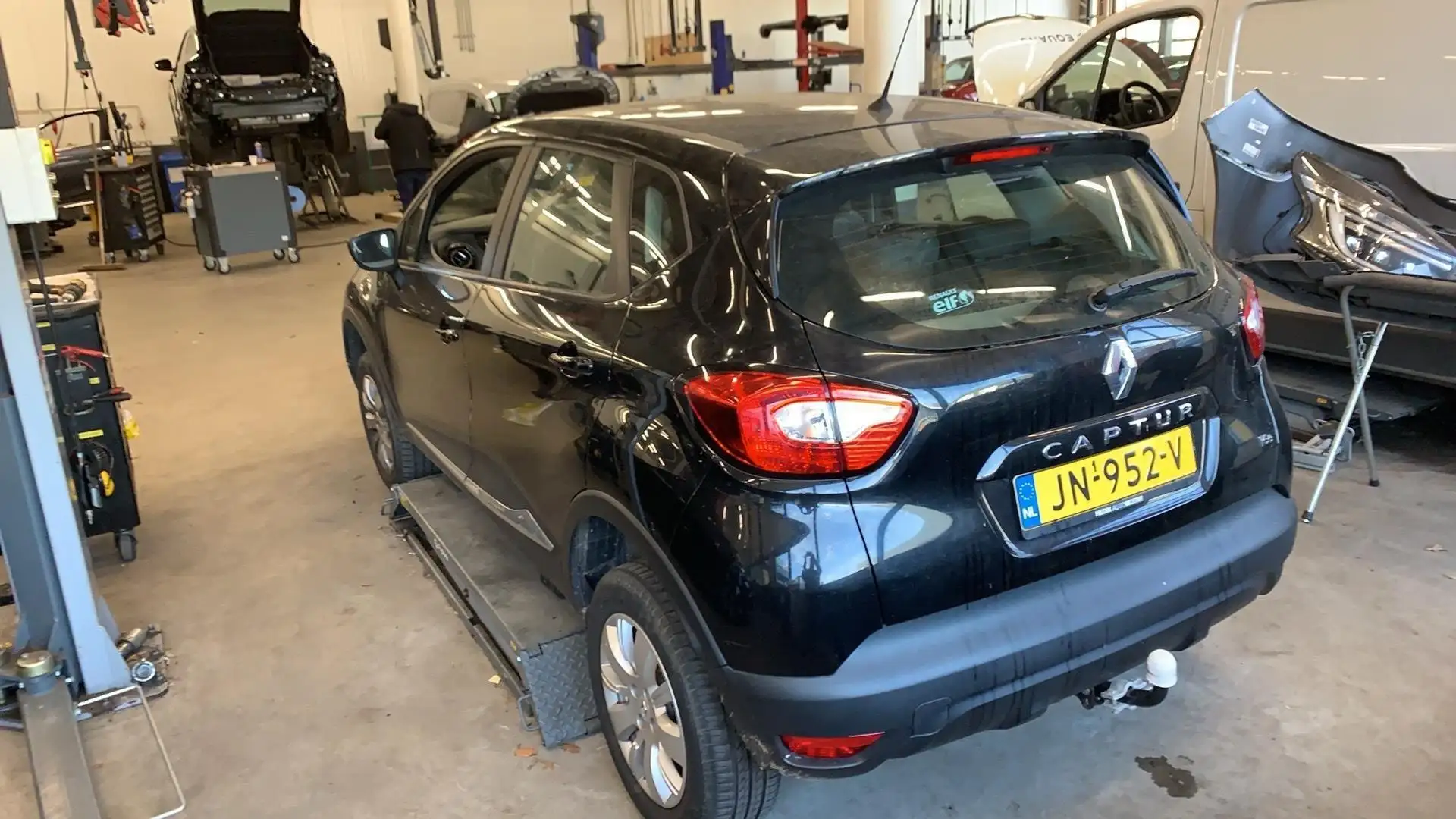 Renault Captur 1.2 TCe Expression 120 PK Automaat Zwart - 2