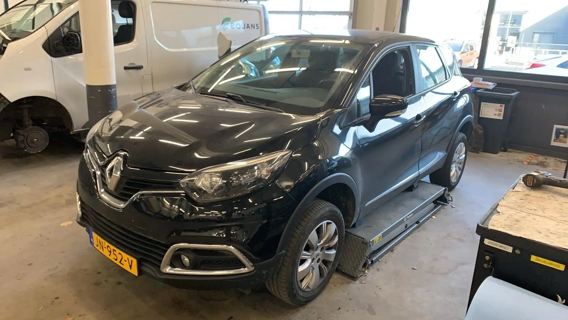 Renault Captur 1.2 TCe Expression 120 PK Automaat Zwart - 1