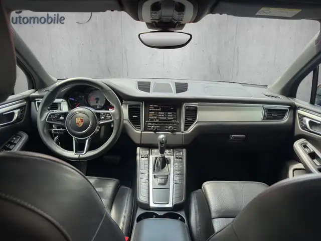 Porsche Macan view 13