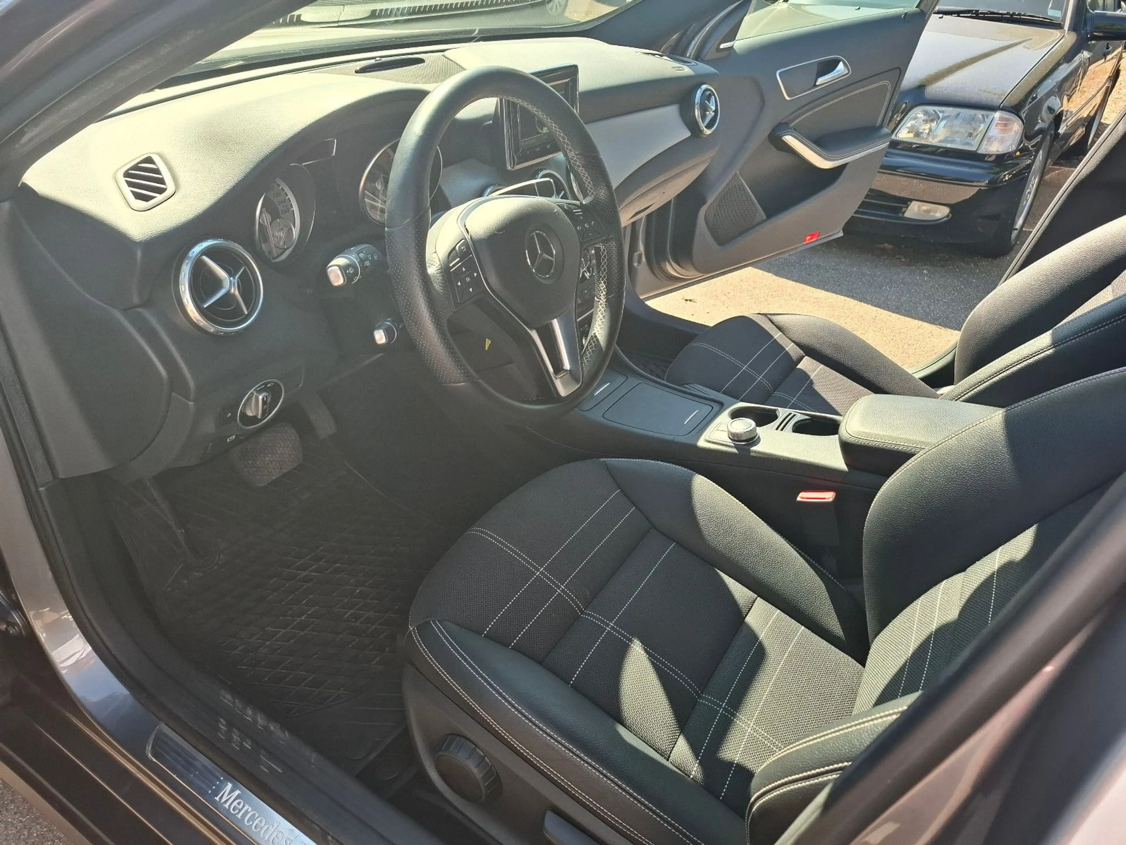 Mercedes-Benz GLA 200 GLA GLA 200 Automatikgetriebe* — photo 12