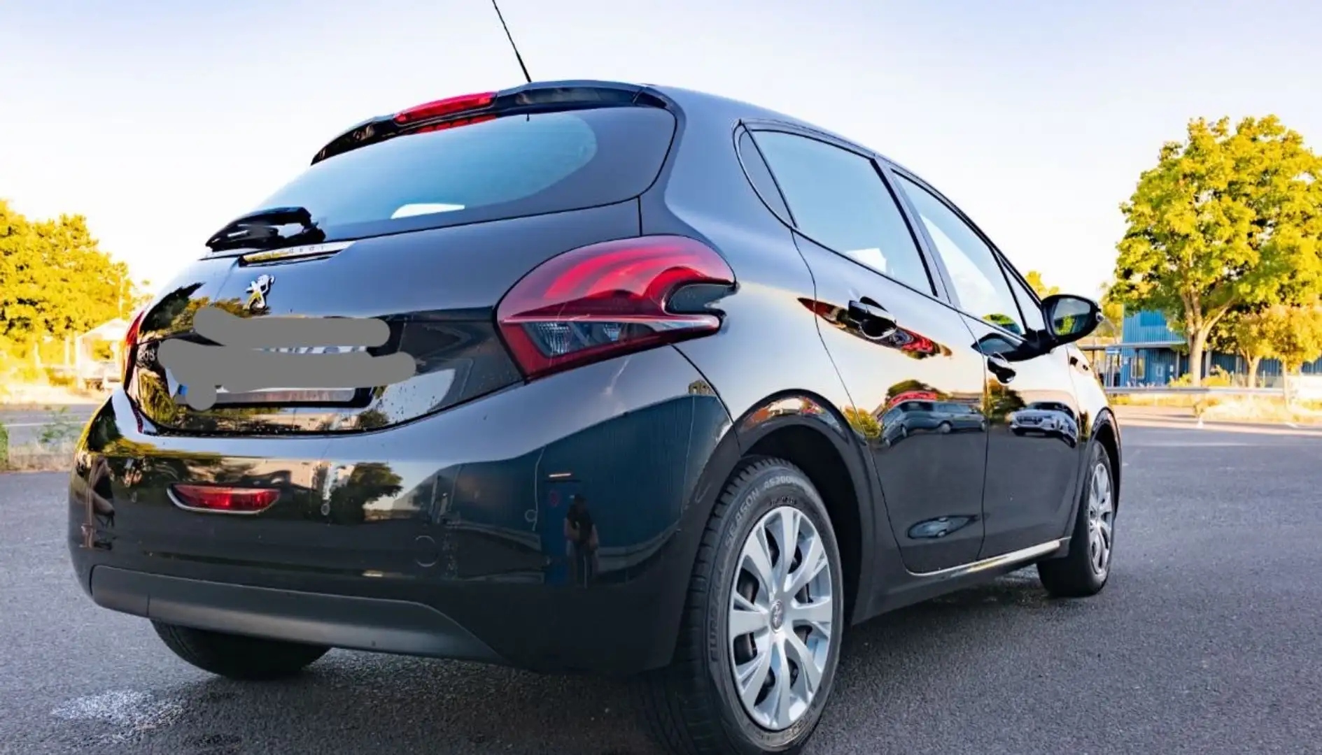 Peugeot 208 Active Schwarz - 2