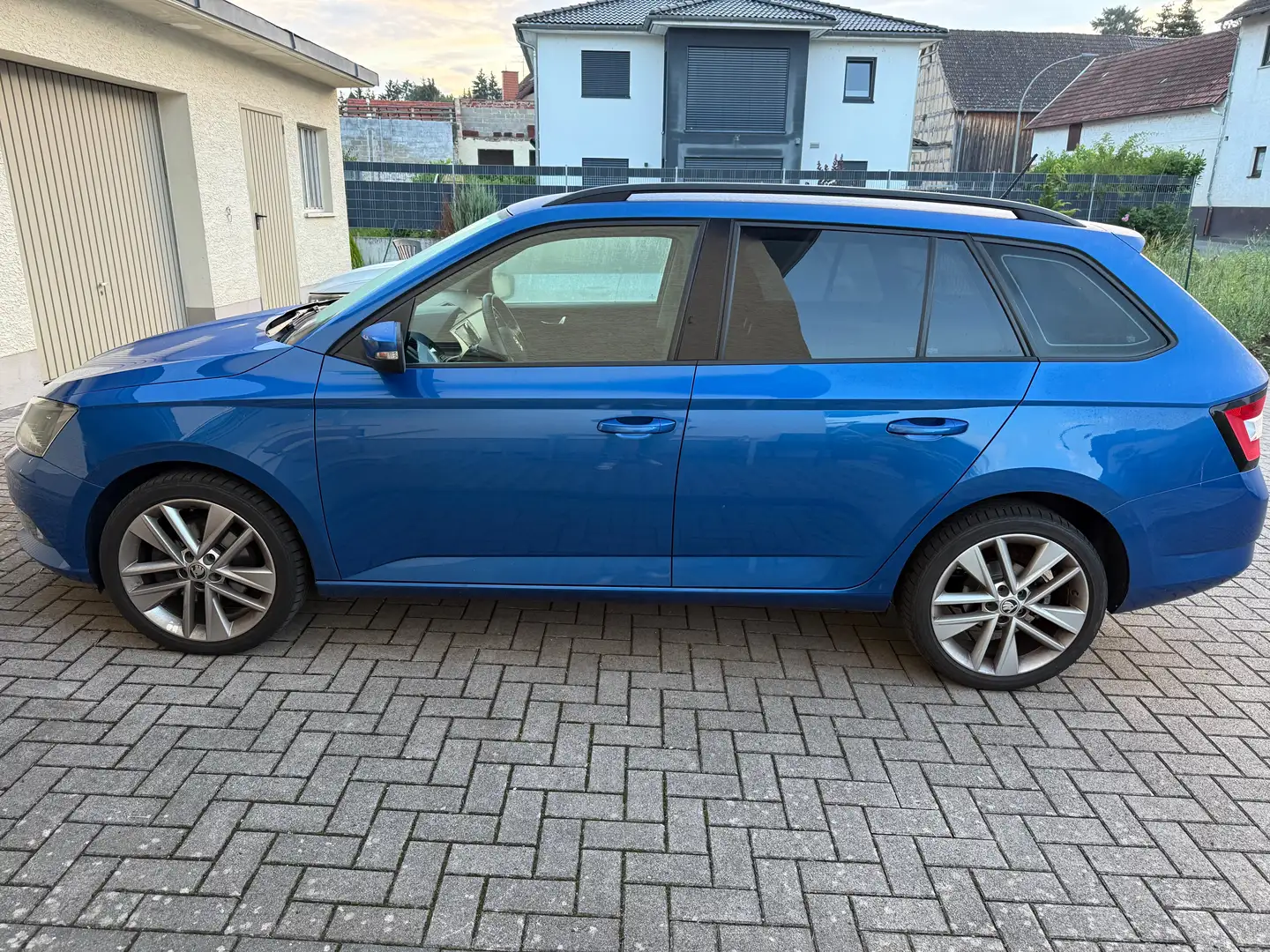 Skoda Fabia Combi 1.0 TSI Ambition Blau - 2