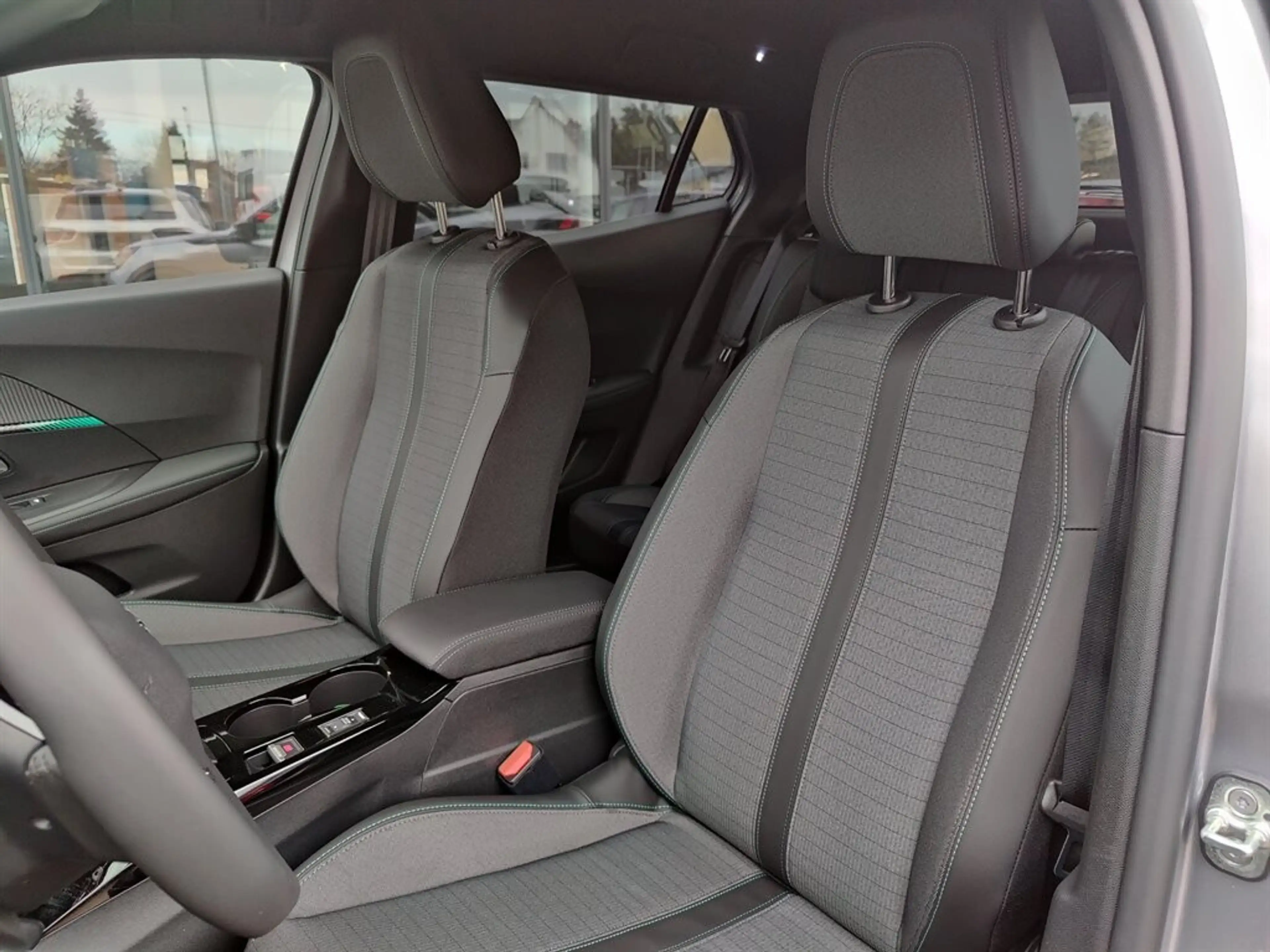 Peugeot e-2008 50kWh Allure — photo 8